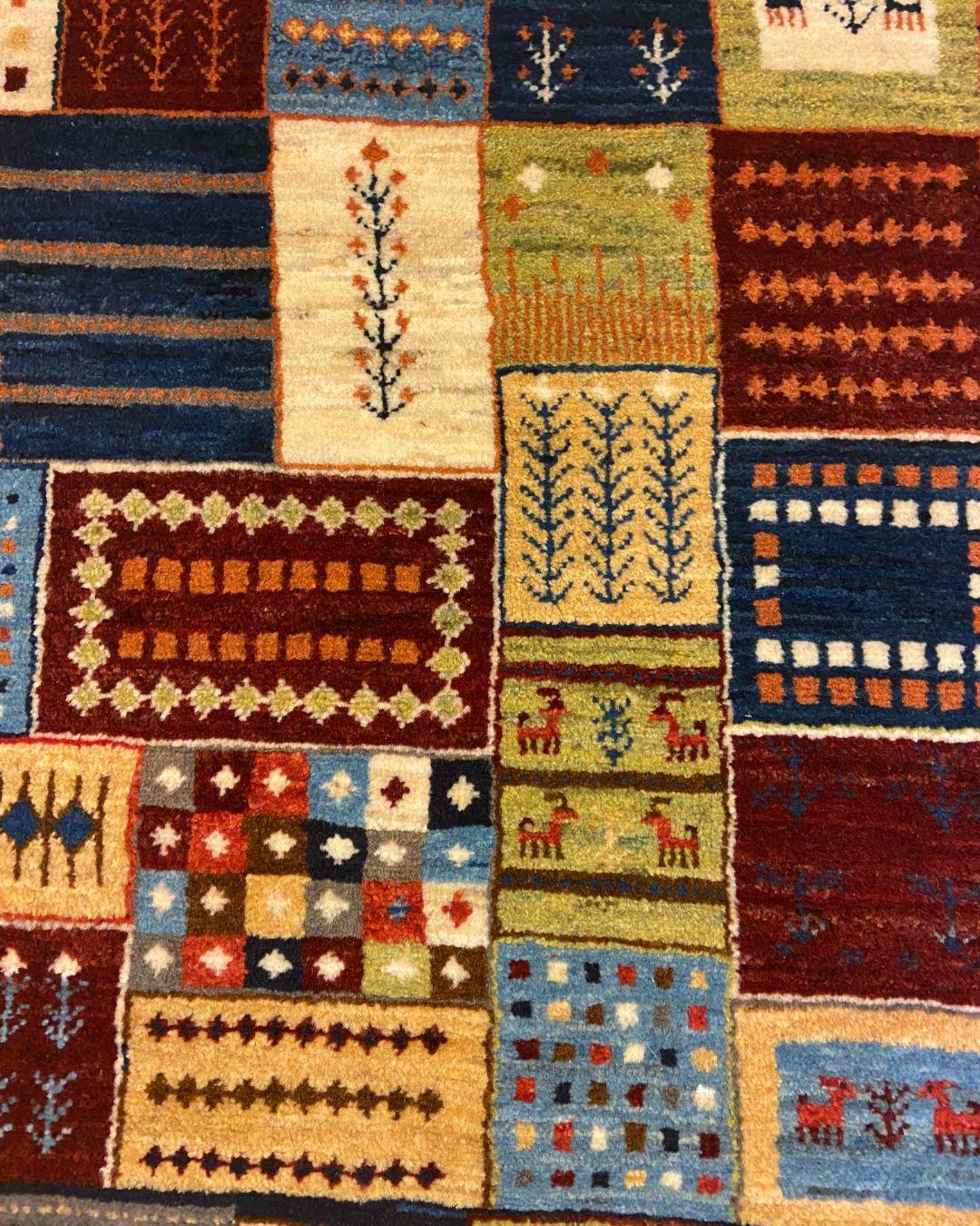 XXI secolo e contemporaneo Tappeto Gabbeh Patchwork annodato a mano, lana organica verde, rossa e crema, 3' x 4' in vendita