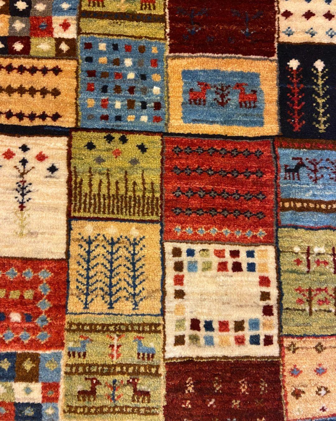 Lana Tappeto Gabbeh Patchwork annodato a mano, lana organica verde, rossa e crema, 3' x 4' in vendita