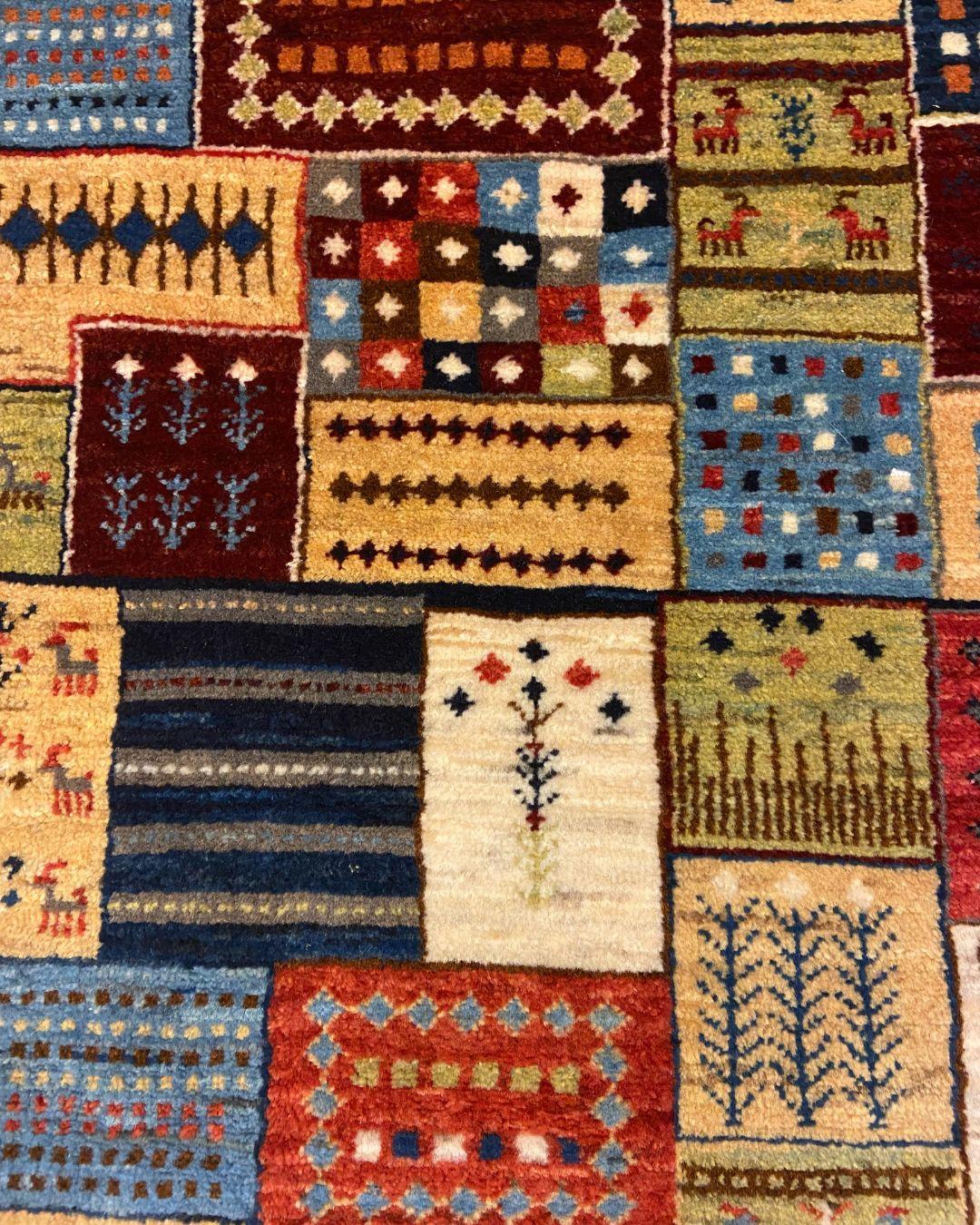 Tappeto Gabbeh Patchwork annodato a mano, lana organica verde, rossa e crema, 3' x 4' in vendita 1