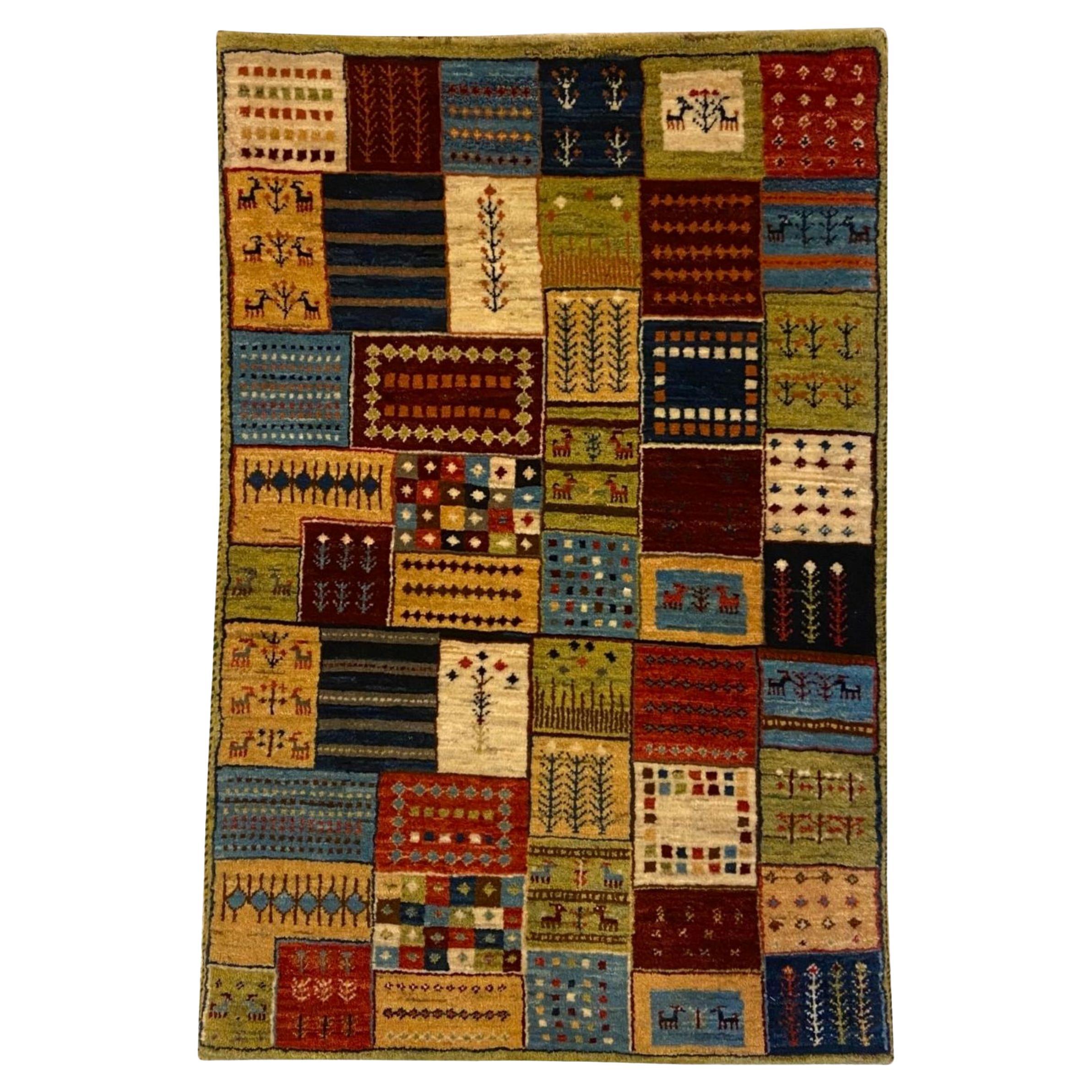 Tappeto Gabbeh Patchwork annodato a mano, lana organica verde, rossa e crema, 3' x 4' in vendita