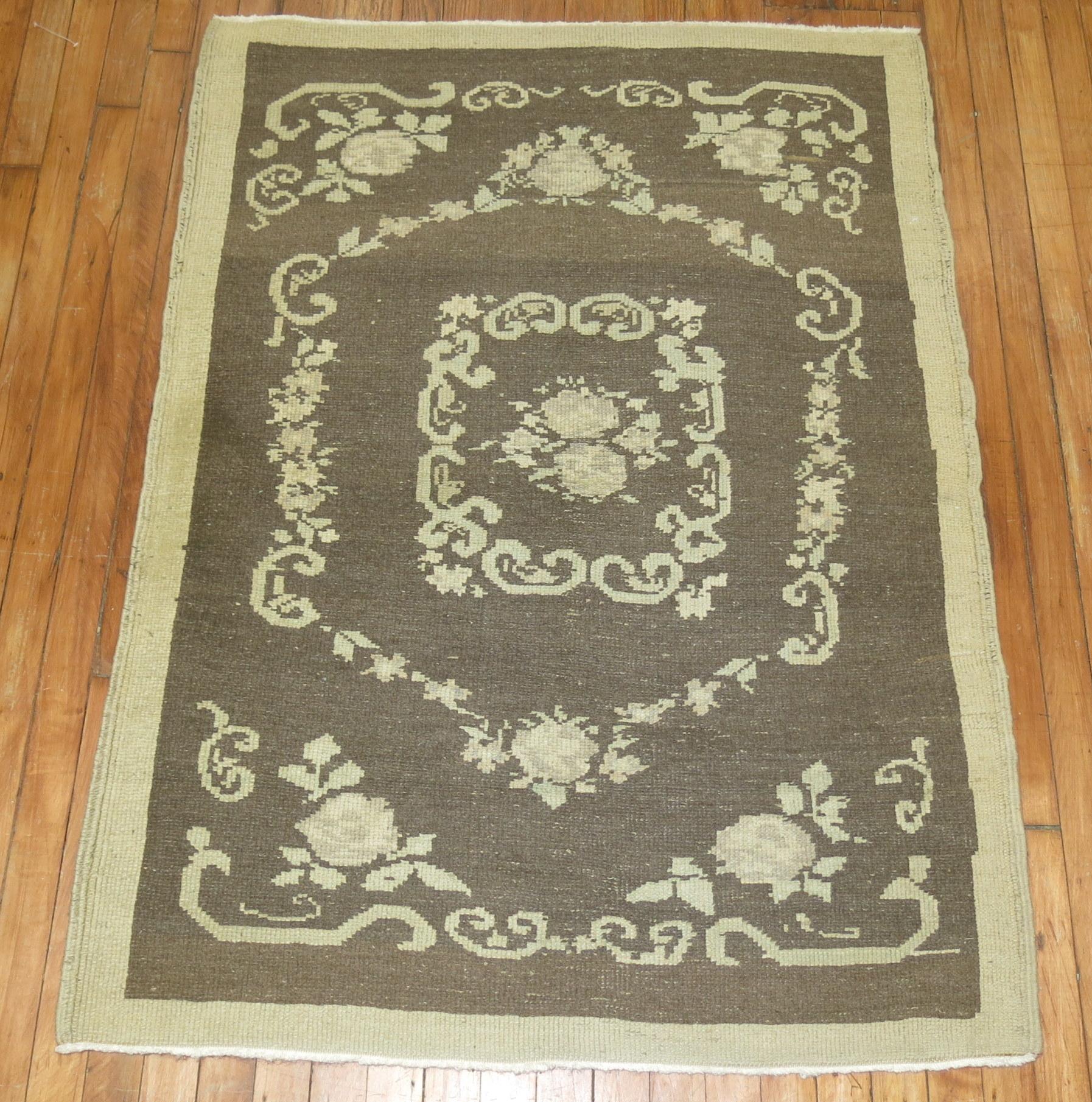 Tapis turc du milieu du 20e siècle avec un motif floral aux accents gris et crème.

Mesures : 3'4