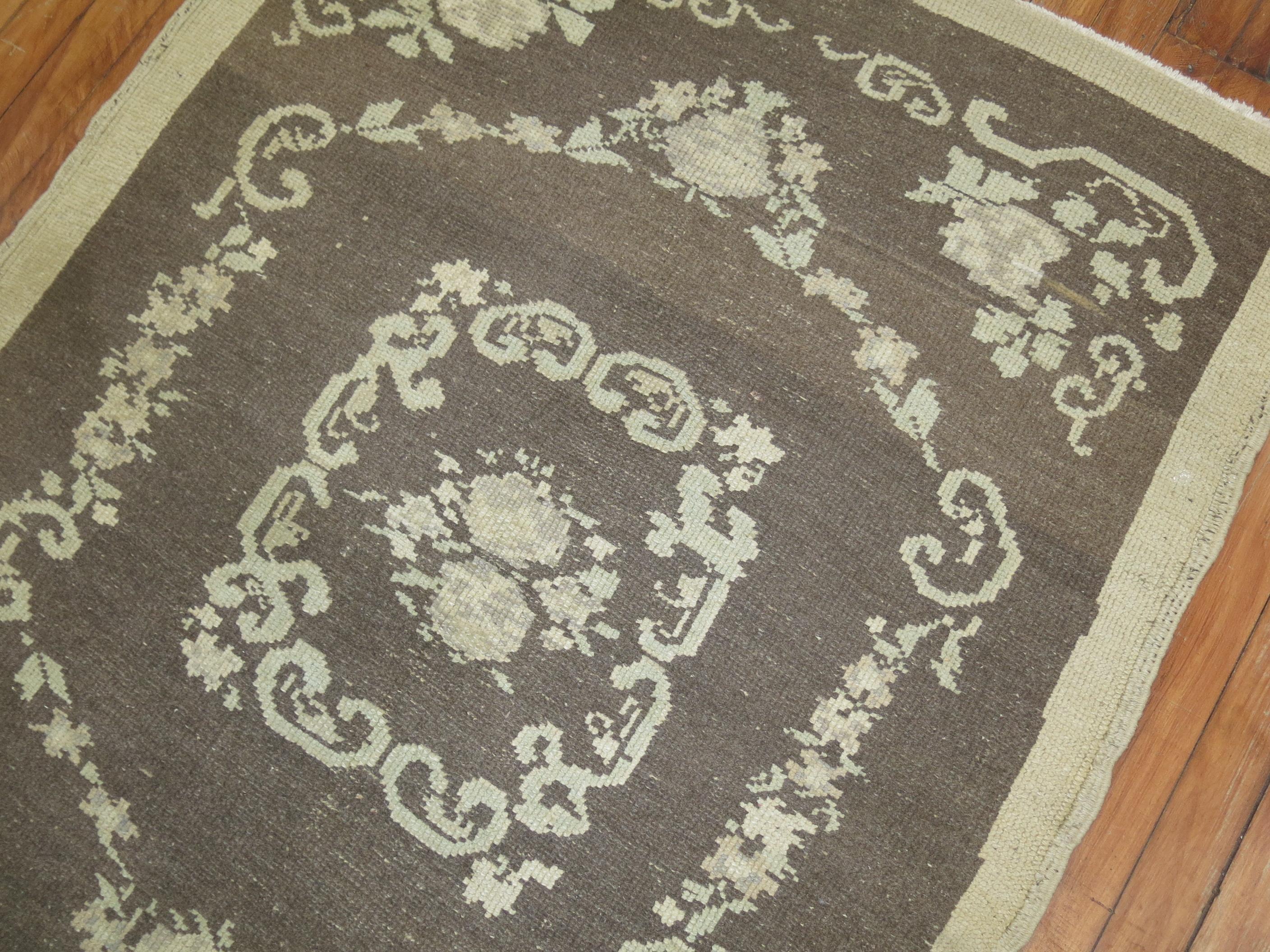 Country Hand Knotted Gray Floral Motif Mid-20th Century Scatter Size Rug For Sale