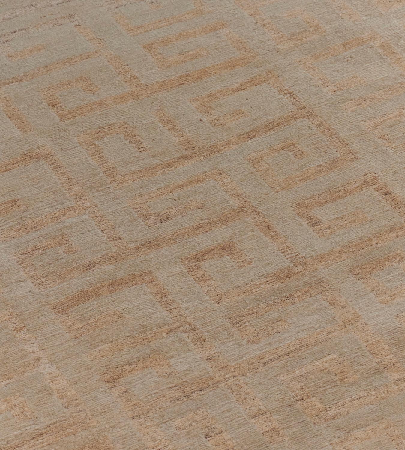 Questo tappeto, che fa parte della collezione Mansour Modern, presenta un disegno a chiave greca ed è tessuto a mano da maestri tessitori che utilizzano tecniche e materiali di altissima qualità.