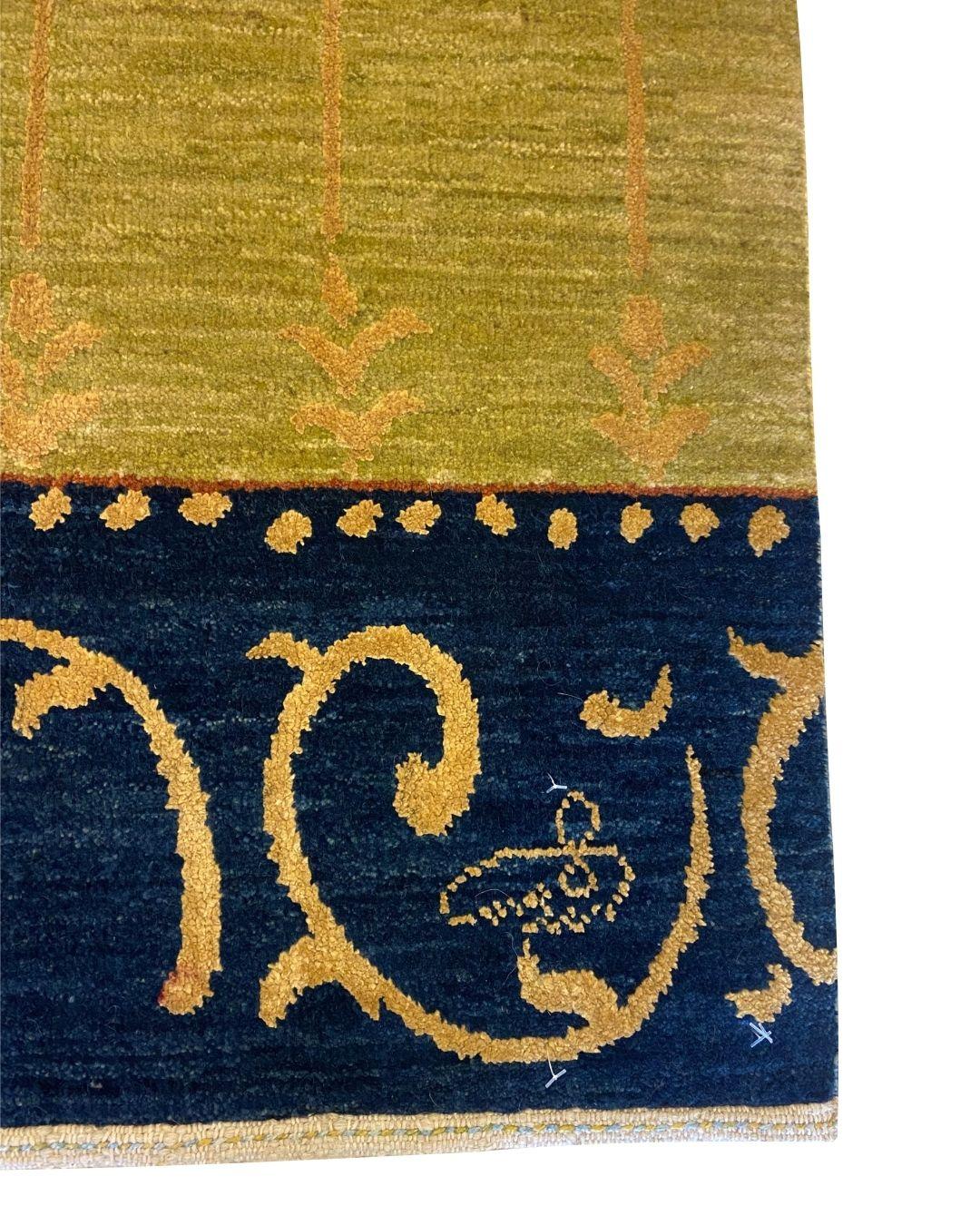 Ce tapis en laine noué à la main de 2' x 3' allie les techniques de tissage persanes à un langage de conception frais et contemporain. Tissé avec de la laine finement filée à la main, le tapis présente une composition saisissante de bleu profond, de
