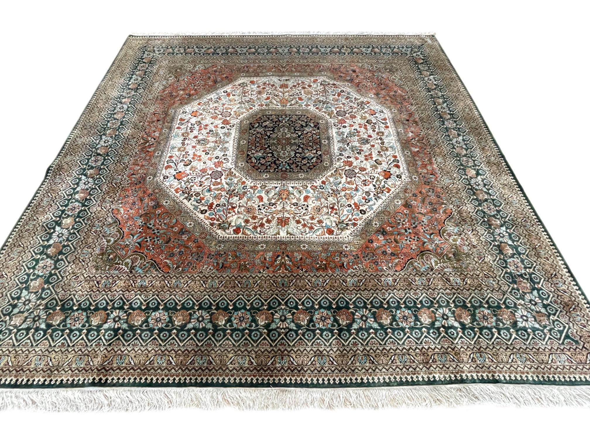 Dieser Teppich ist ein handgewebter türkischer Teppich mit Seidenflor und Seidengrund. Die Türkei ist für eine Vielzahl von Teppichen bekannt, mit denen sie ihren Ruf als eine der wichtigsten Webereien der Welt begründet hat. Dieser Teppich hat ein