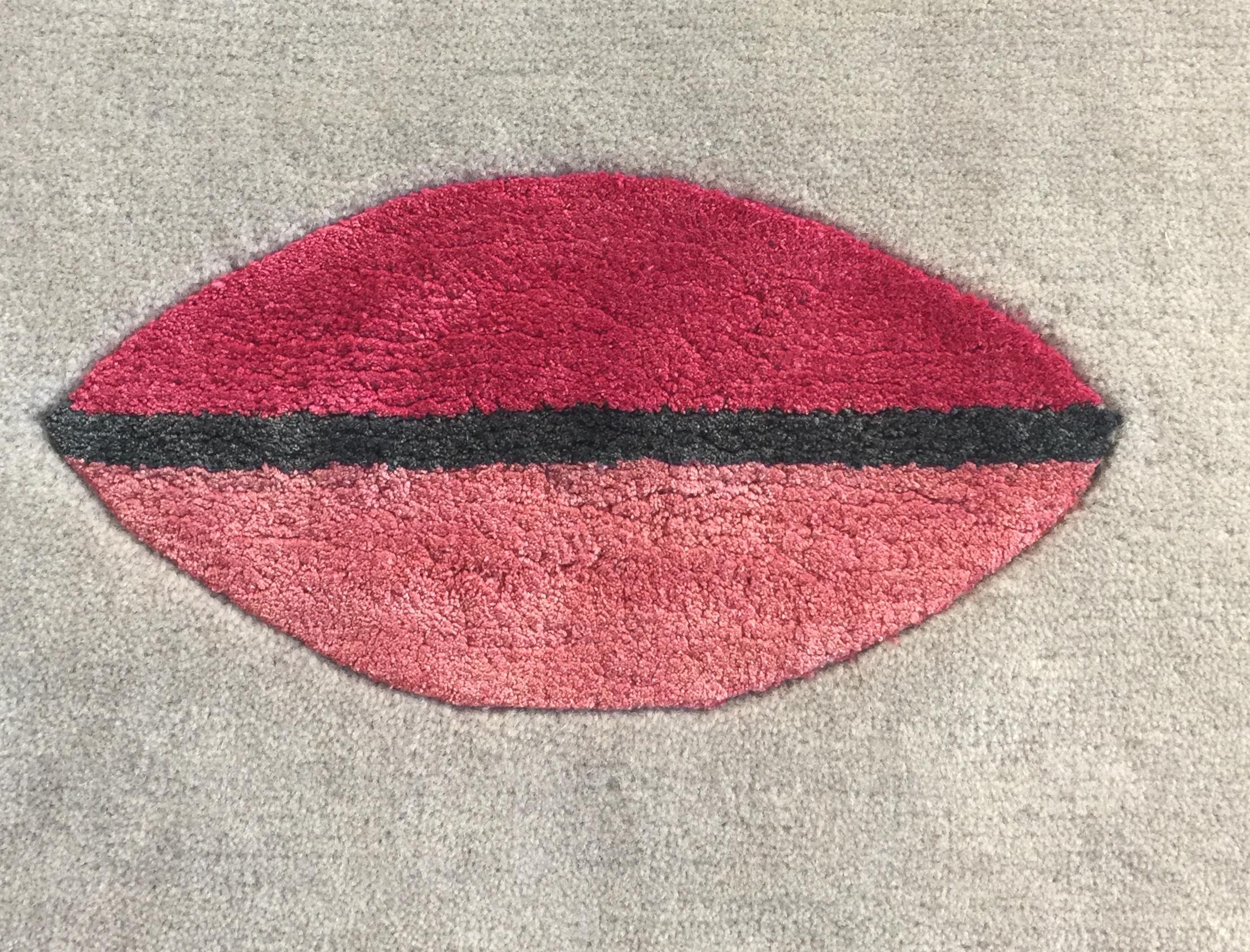 Rug Sisters - Hand-Knotted Carpet Grey Wool Silk  Black Faces Red Lips Blue Eyes In New Condition For Sale In Dubai, Dubai