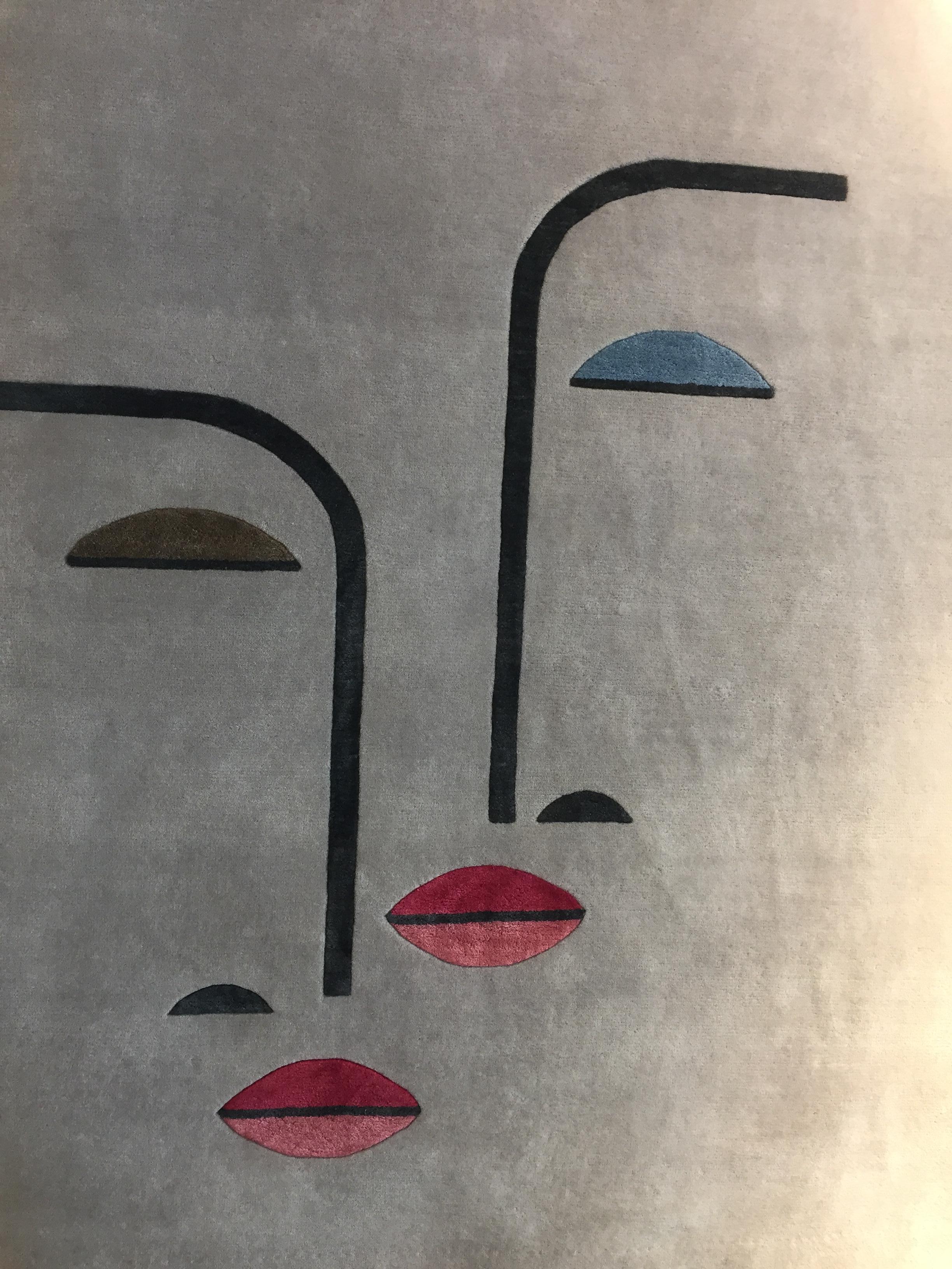 Teppich Schwestern - Handgeknüpfter Teppich aus grauer Wolle und Seide  Schwarze Gesichter Rote Lippen Blaue Augen (21. Jahrhundert und zeitgenössisch) im Angebot