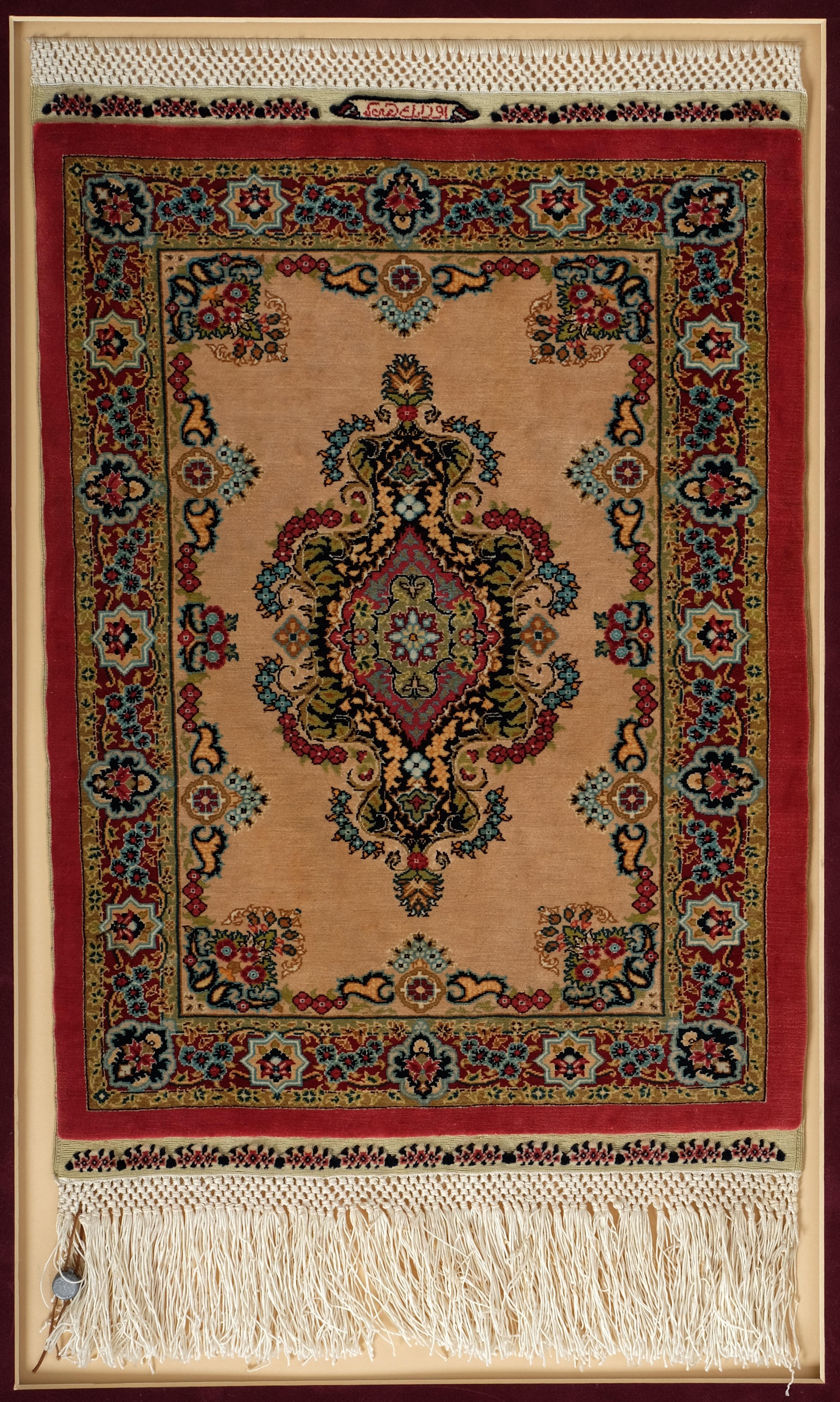 Handgeknüpfter Hereke Özipek Seidenteppich/Wandteppich, Türkiye, zweite Hälfte des 20. Jahrhunderts.

17 Knoten pro cm. Guter Zustand. Der Teppich ist eingerahmt.

Abmessungen:
Höhe 13 3/4