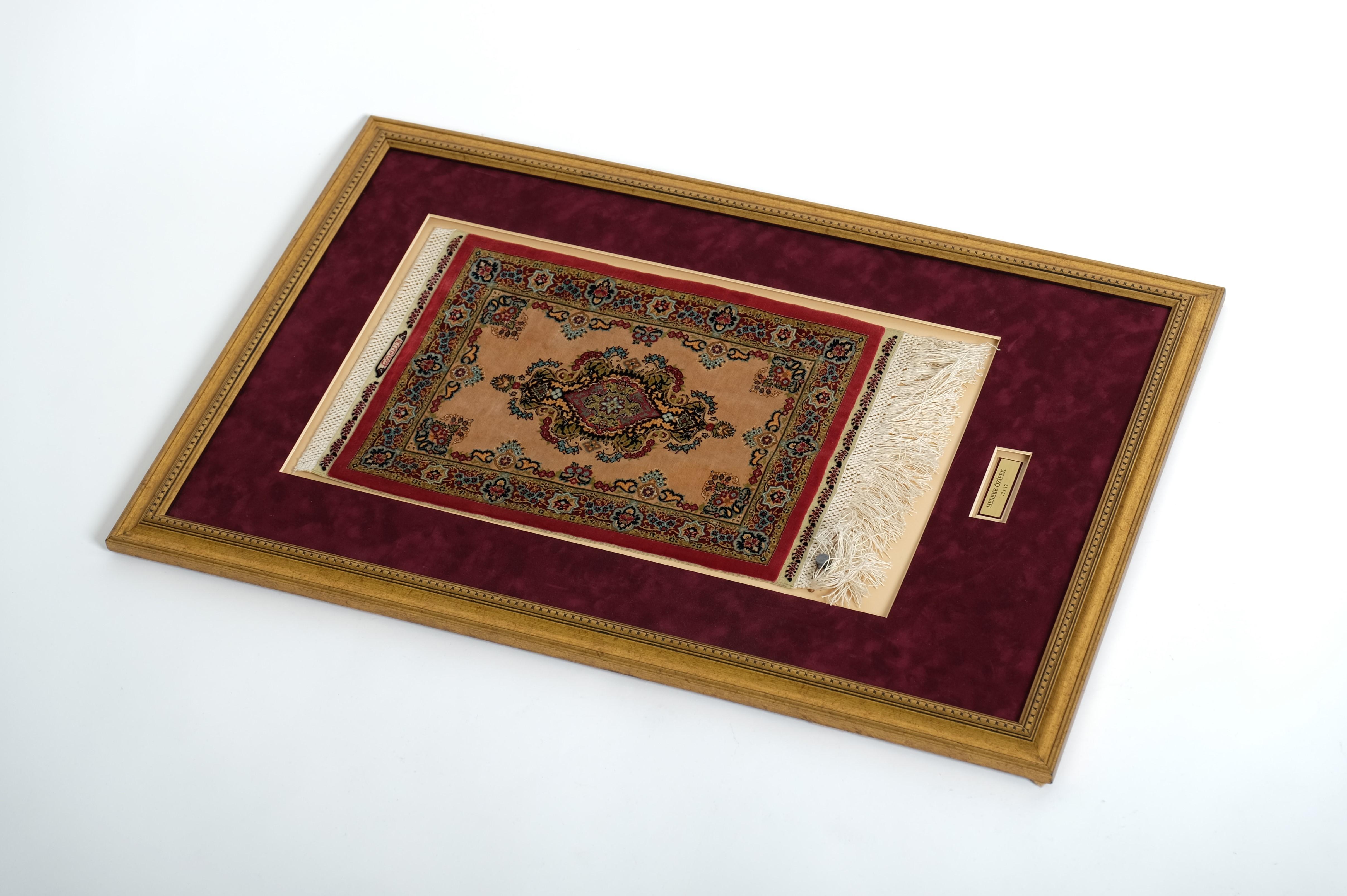 Handgeknüpfter Hereke Özipek Seidenteppich Wandteppich in Rahmen, 17 x 17 Knots, Türkei im Angebot 1