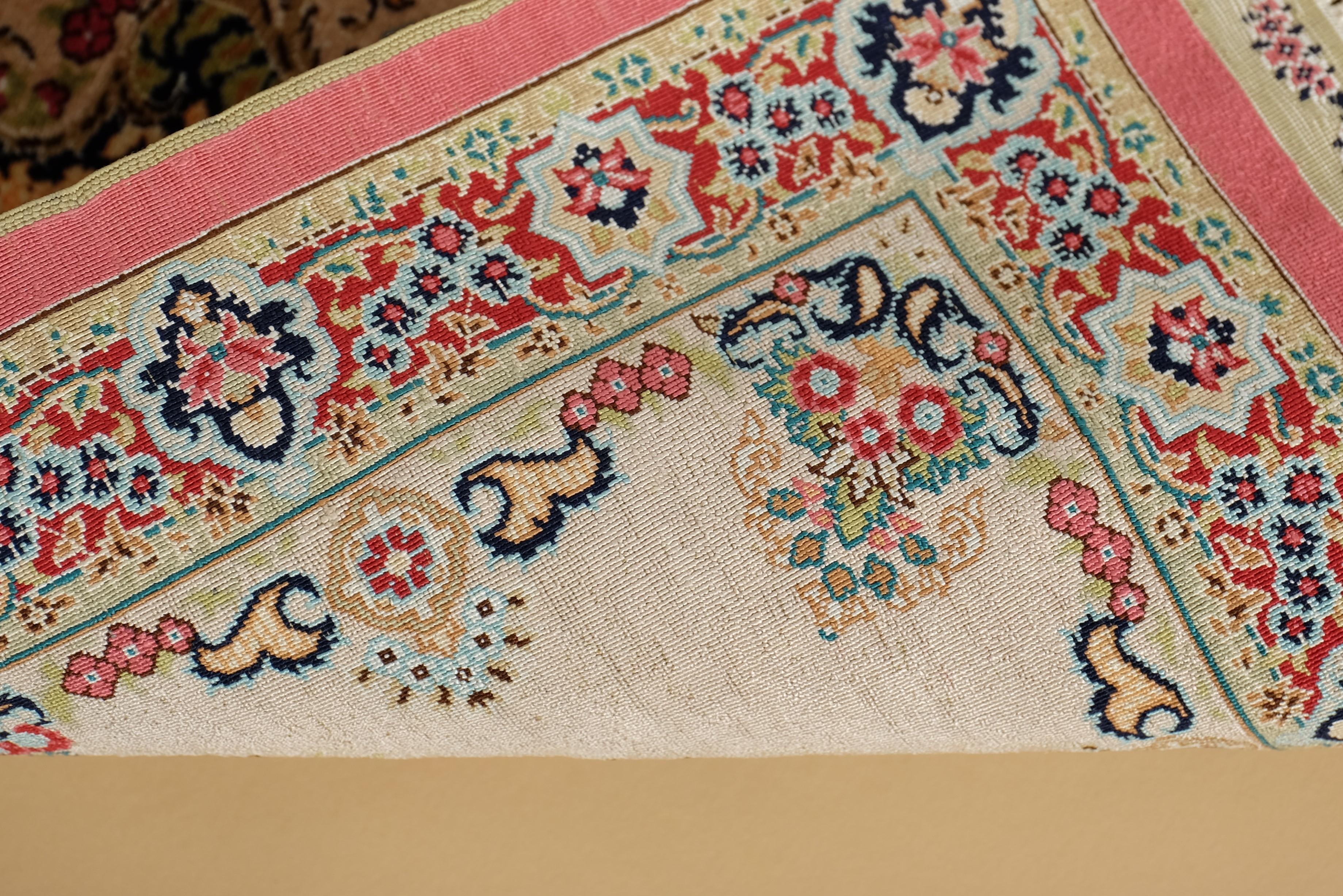 Handgeknüpfter Hereke Özipek Seidenteppich Wandteppich in Rahmen, 17 x 17 Knots, Türkei im Angebot 3