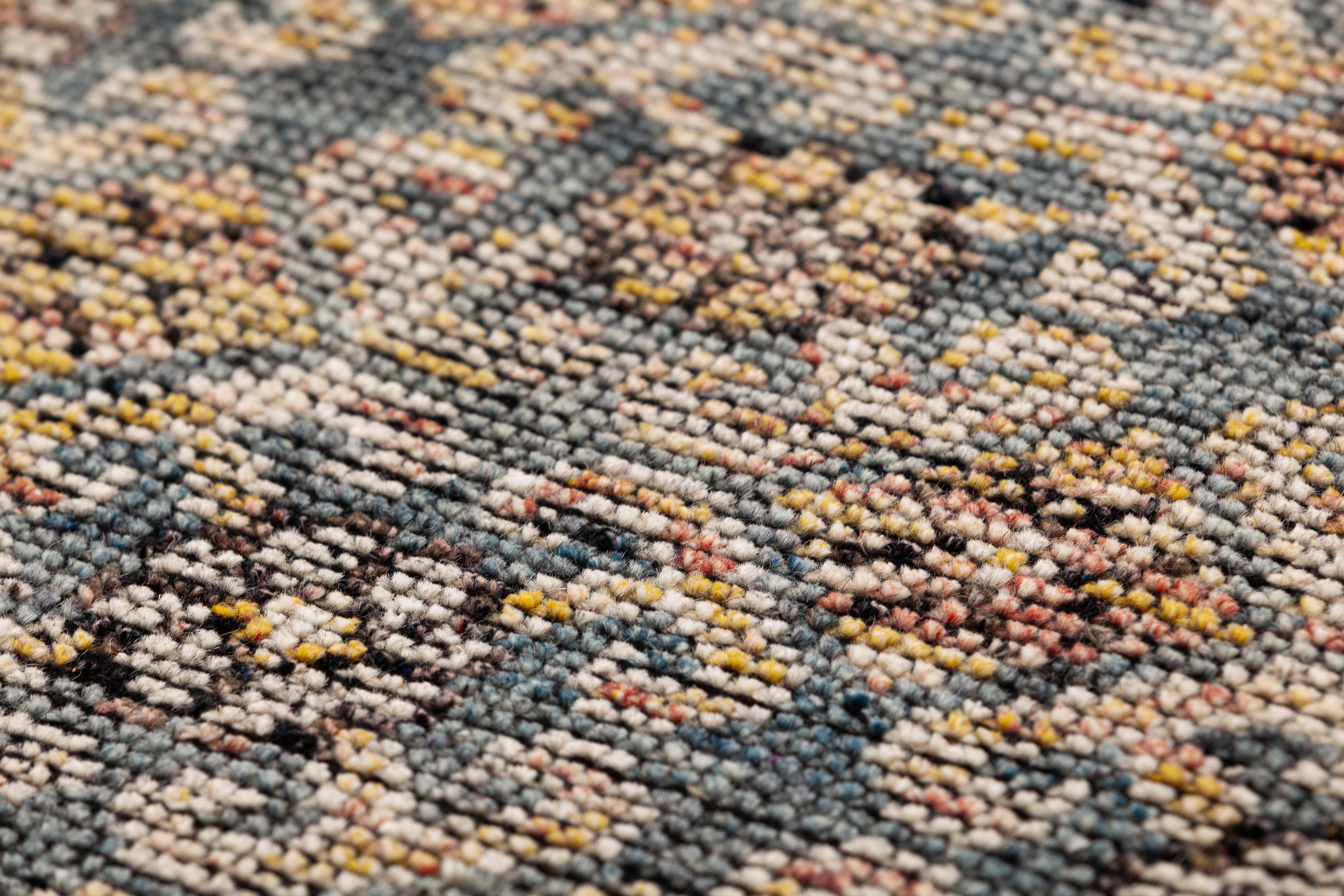 Neue Ergänzung zu den handgeknüpften Teppichen der Kollektion. Der Charme eines hydraulischen Fußbodens. Wurden die hydraulischen Bodenfliesen seinerzeit entwickelt, um pflanzliche und florale Motive nachzubilden, so kehrt der HIDRAULIC-Teppich