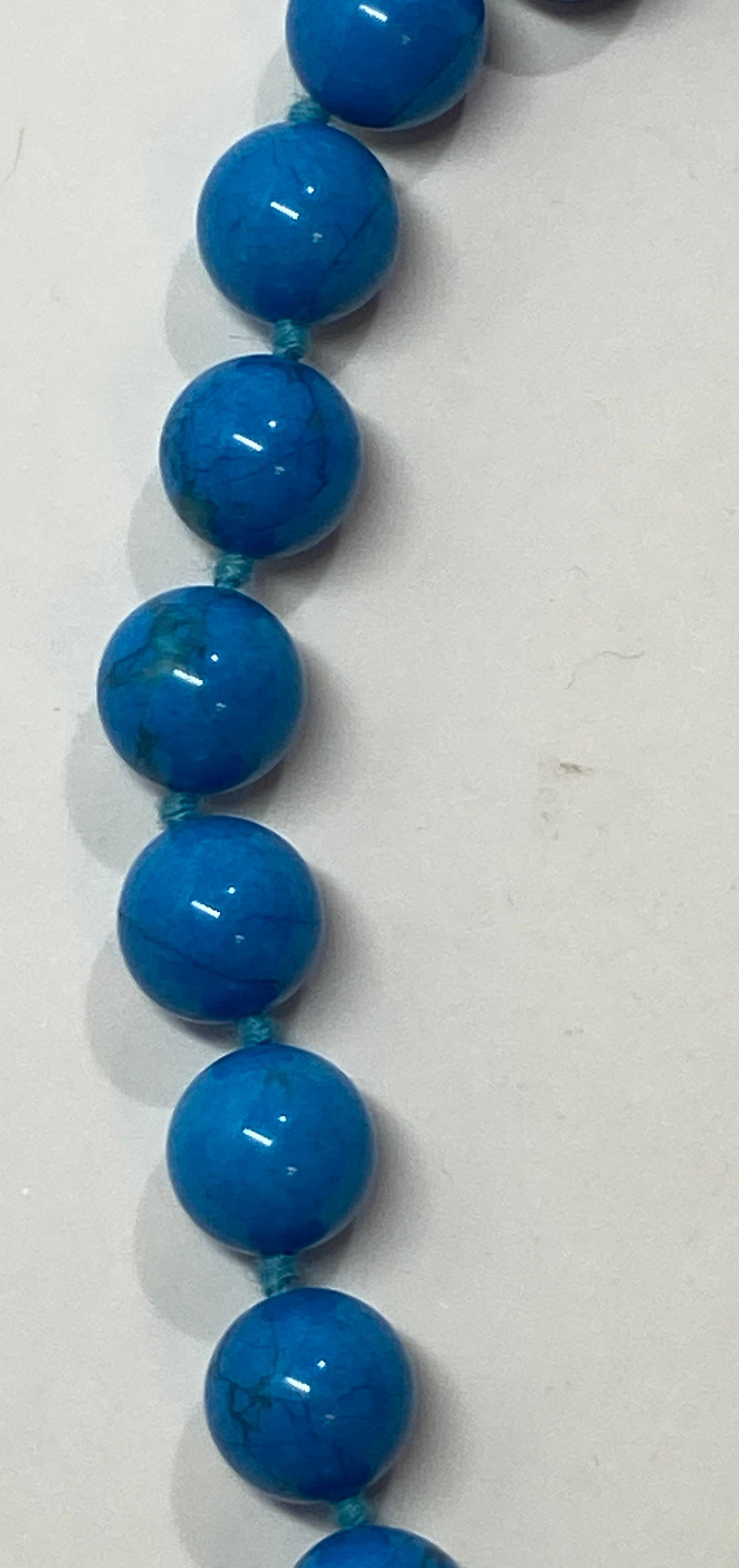 Girocollo con cabochon di Howlite turchese annodato a mano e chiusura con hardware dorato in vendita 9