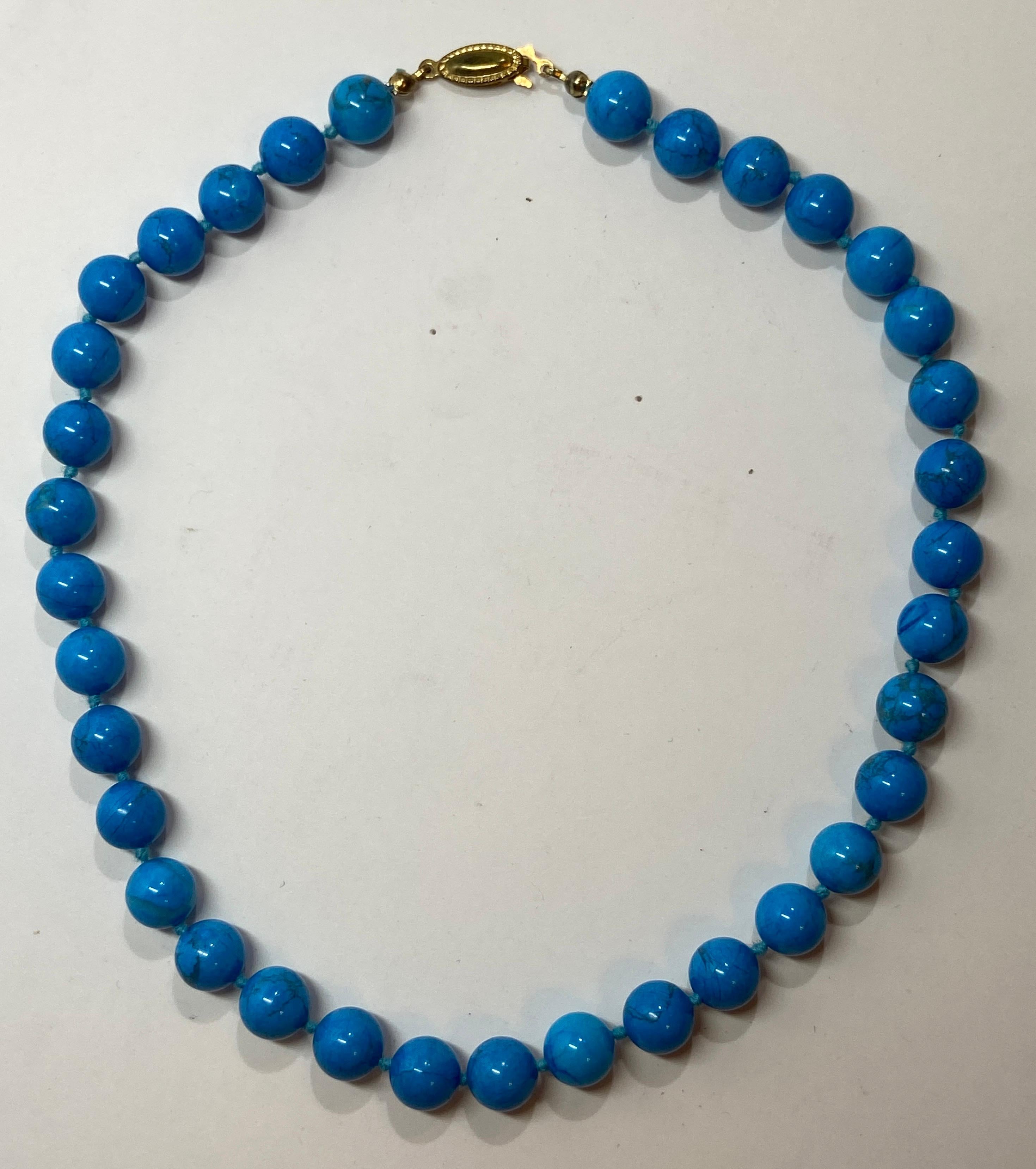 Hand-Knotted Howlite Turquoise-Color Cabochon Choker With Gold Hardware Clasp  For Sale 10
