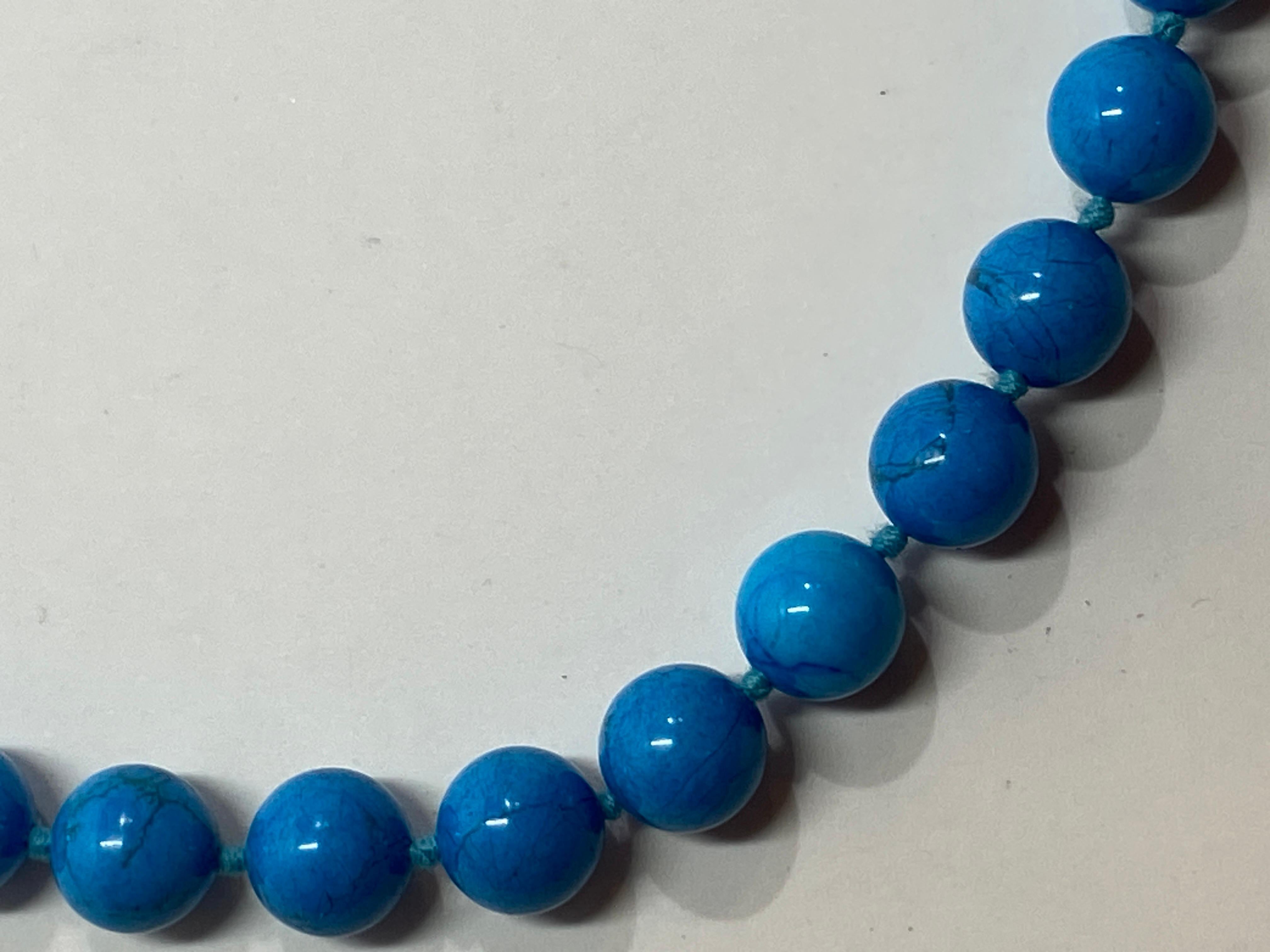 Hand-Knotted Howlite Turquoise-Color Cabochon Choker With Gold Hardware Clasp  For Sale 14