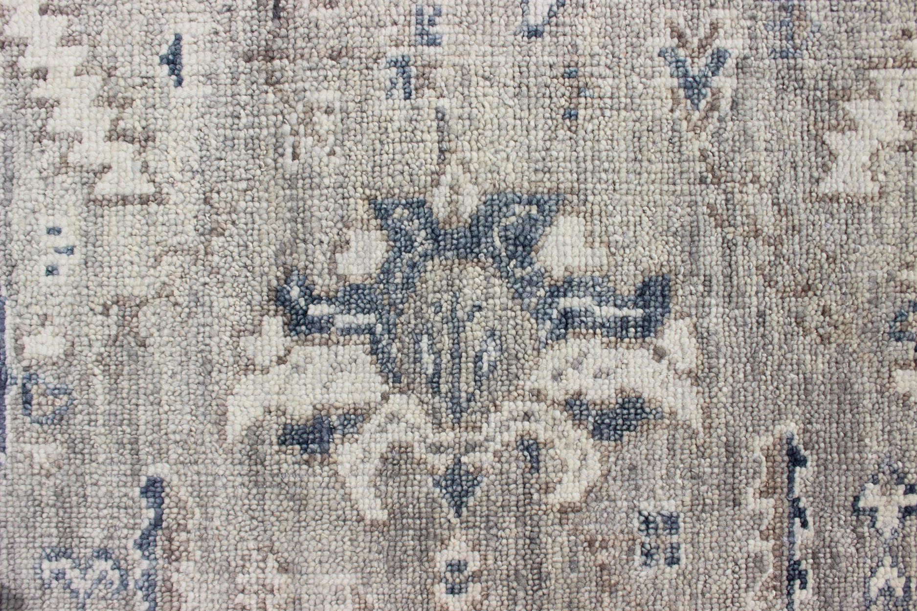 Hand-Knotted Indian Wool Oushak Rug in Cool Neutral Tones For Sale 8
