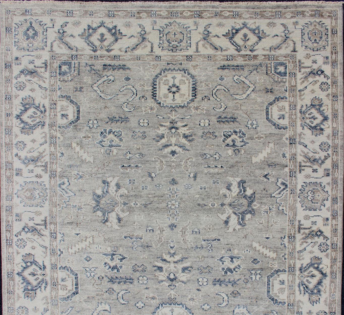 Hand-Knotted Indian Wool Oushak Rug in Cool Neutral Tones In Excellent Condition For Sale In Atlanta, GA