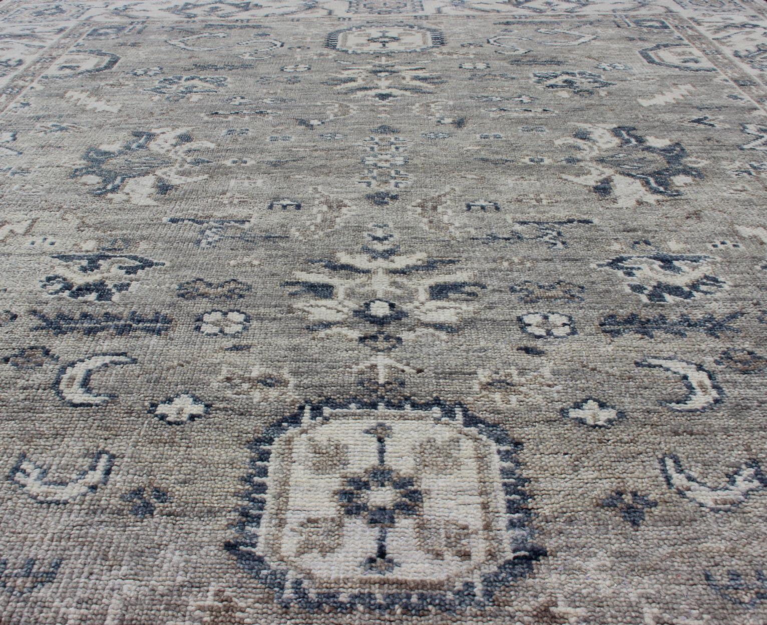Hand-Knotted Indian Wool Oushak Rug in Cool Neutral Tones For Sale 4