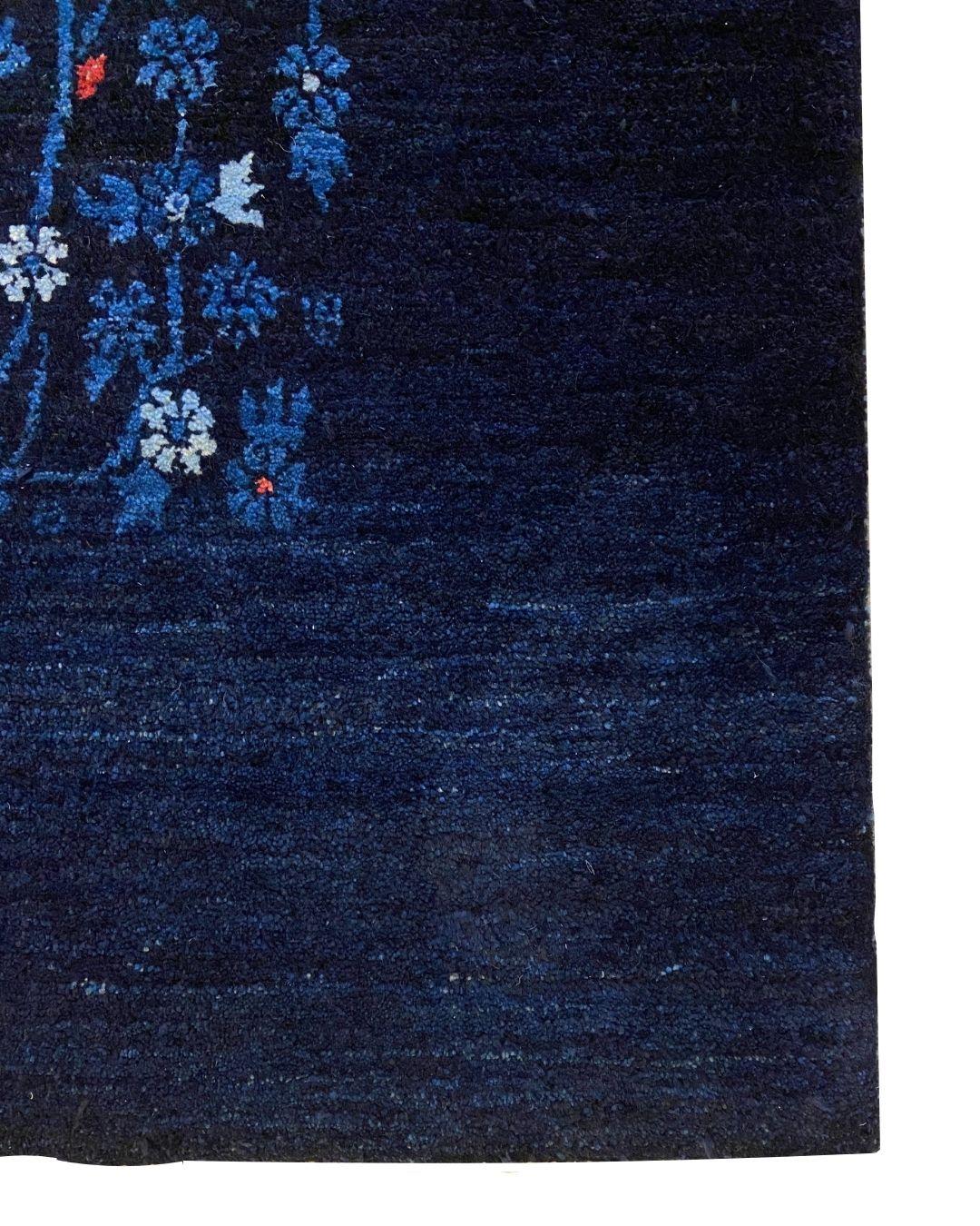 Handgeknüpfter persischer Teppich aus indigoblauer Wolle mit komplizierten Blumenmotiven, 6' x 9' (Persisch) im Angebot