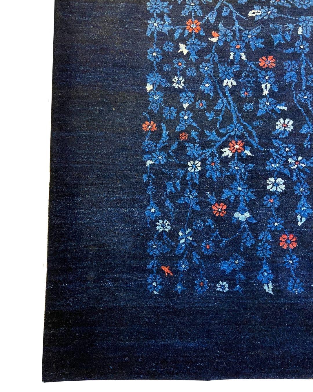 Handgeknüpfter persischer Teppich aus indigoblauer Wolle mit komplizierten Blumenmotiven, 6' x 9' im Zustand „Neu“ im Angebot in New York, NY
