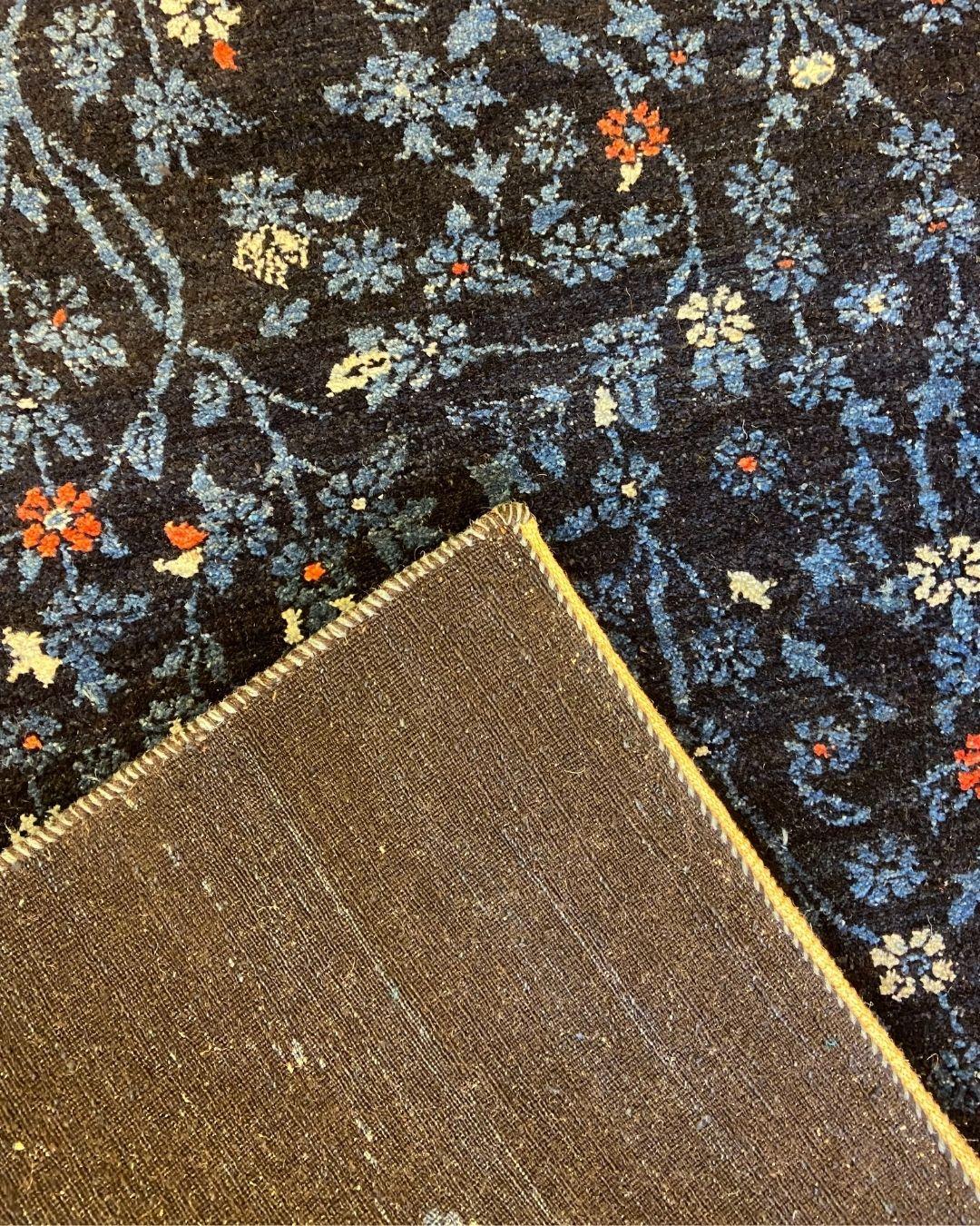 Handgeknüpfter persischer Teppich aus indigoblauer Wolle mit komplizierten Blumenmotiven, 6' x 9' (21. Jahrhundert und zeitgenössisch) im Angebot