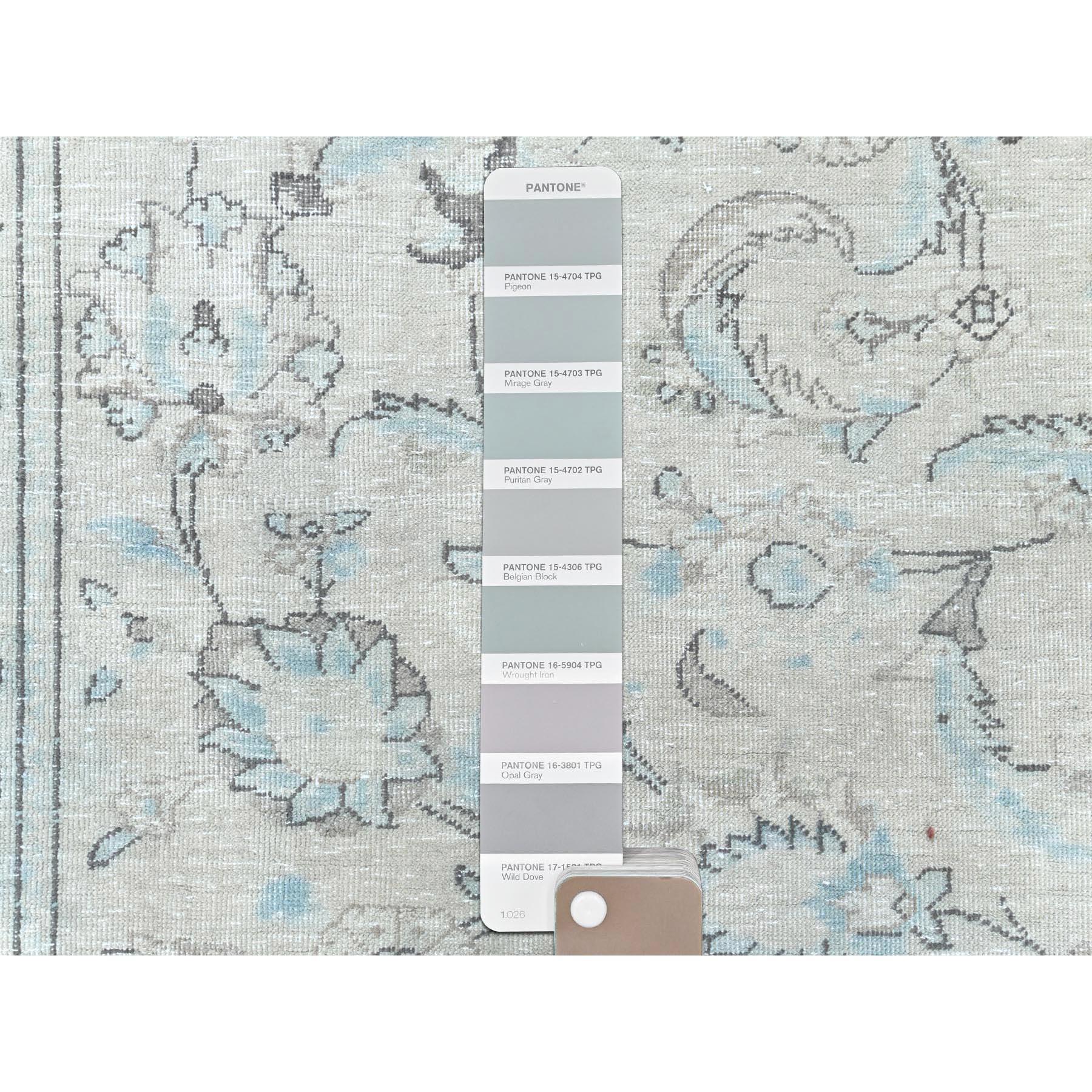 Laine Tapis persan Kerman vintage noué à la main, ivoire, aspect vieilli, en laine usée en vente