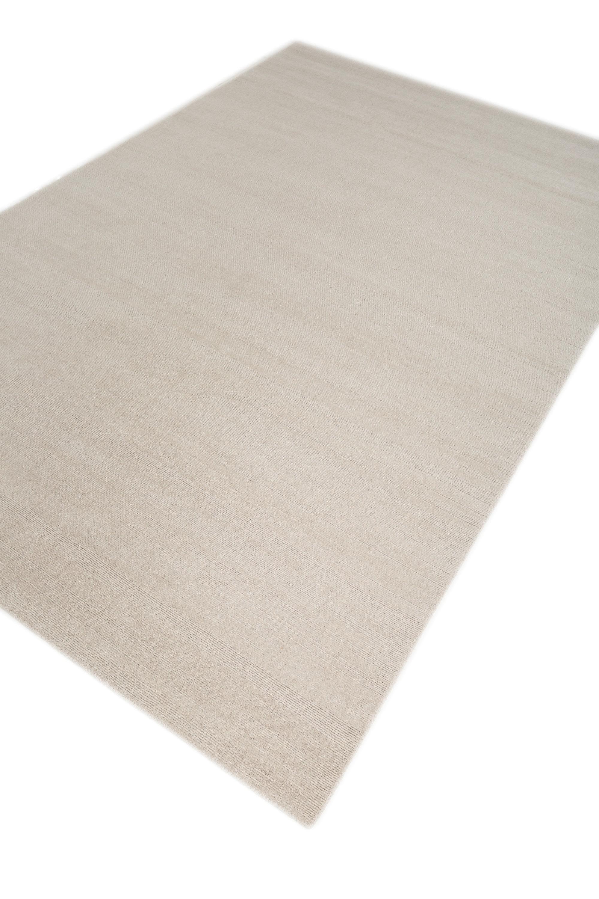 Questo tappeto in lana annodato a mano 6'x9' di Jaipur Rugs presenta una tonalità di grigio classica e senza tempo con un design minimalista e solido. Realizzato da abili artigiani, il tappeto in lana di alta qualità offre una sensazione di