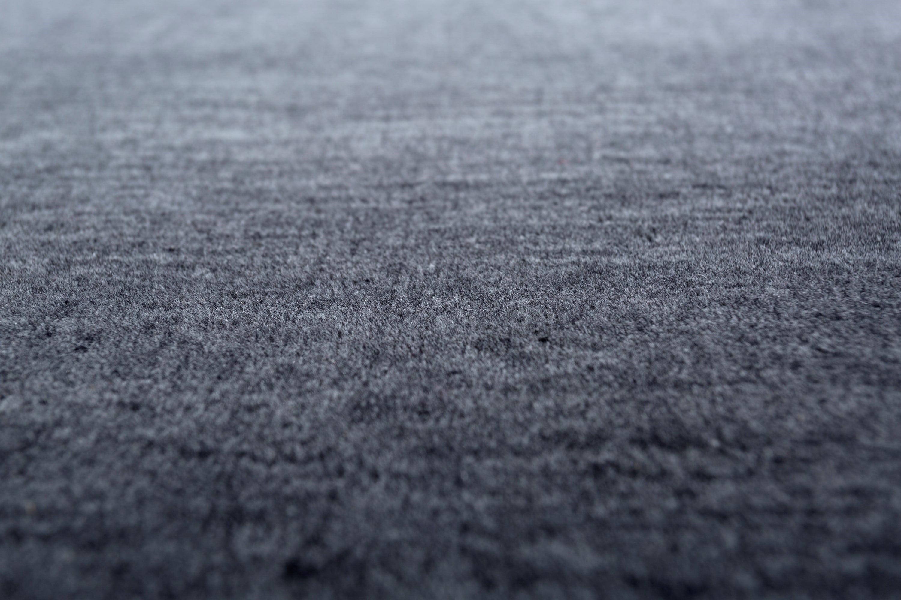 Moderne Tapis Jaipur noué à la main en ébène et ardoise anthracite, motif texturé dégradé en vente