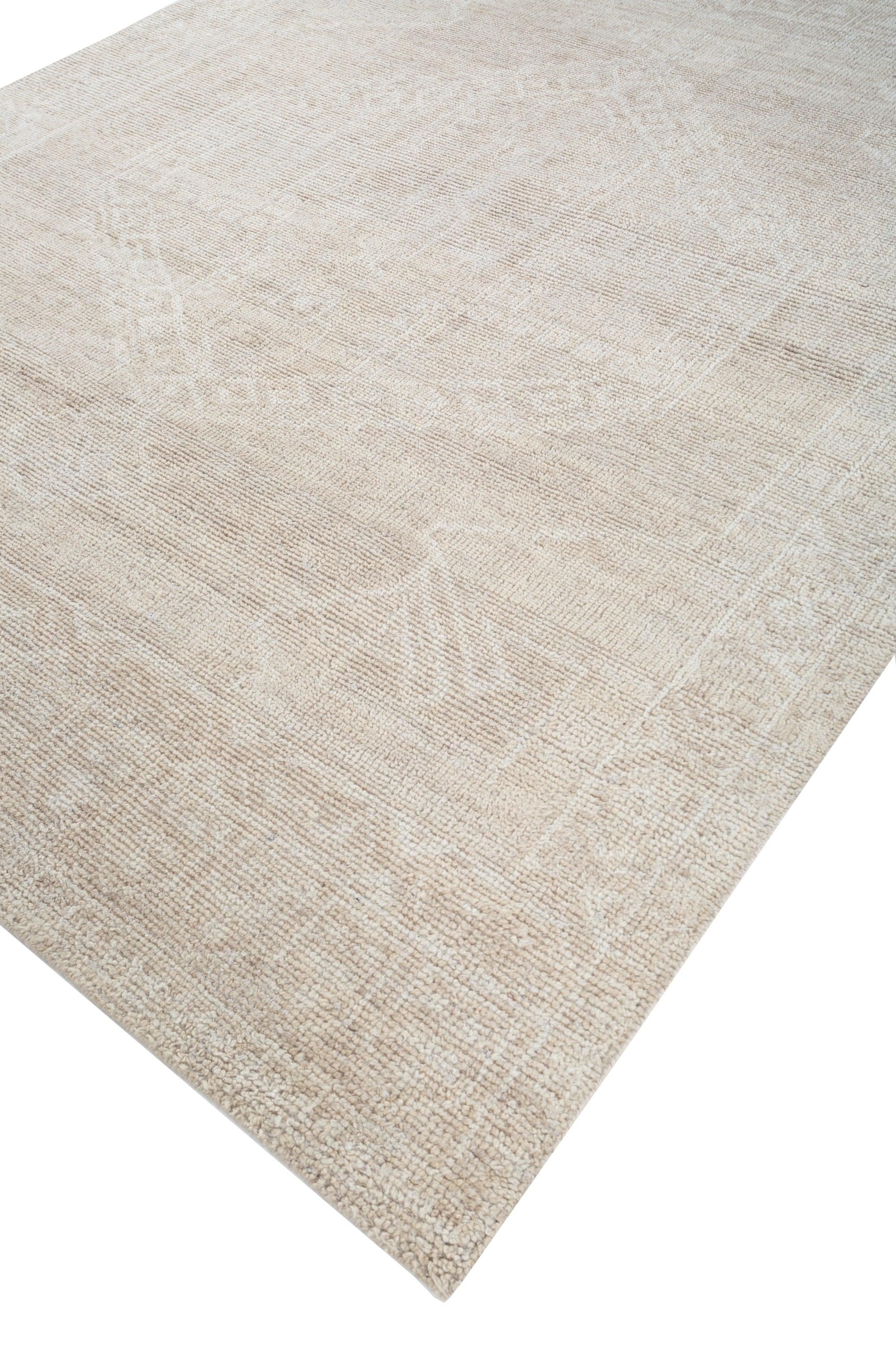 Dieser 8' x 10' große handgeknüpfte Teppich von Jaipur Rugs zeichnet sich durch eine beruhigende Farbpalette aus Leinen und Wolkenweiß aus und ist aus einer luxuriösen Wollmischung gefertigt. Die weiche, glänzende Oberfläche hebt ein subtiles,