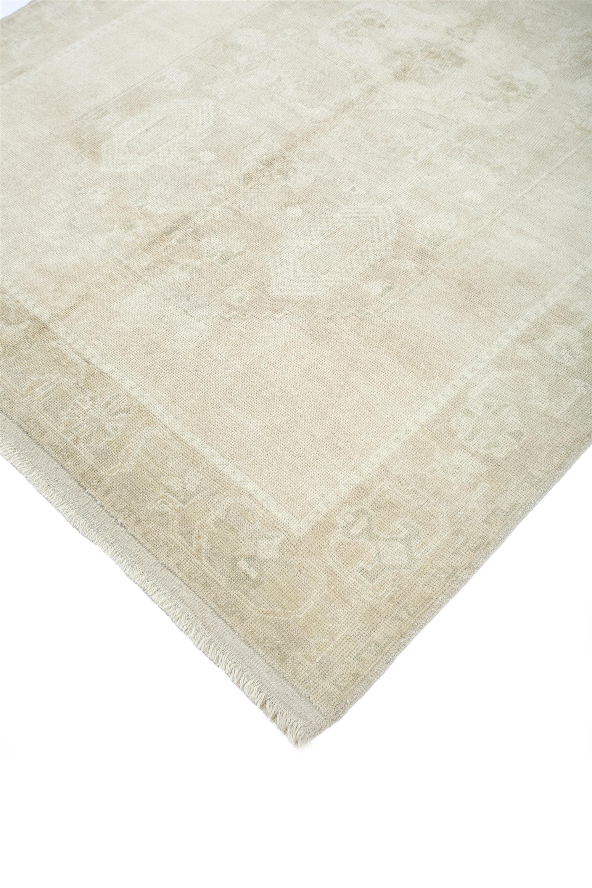 Questo tappeto in lana annodato a mano di Jaipur Rugs, di dimensioni 6'6 x 9', è caratterizzato da una ricca e luminosa tonalità dorata che conferisce un'eleganza opulenta ma sobria a qualsiasi ambiente. Sapientemente lavorata da abili artigiani, la