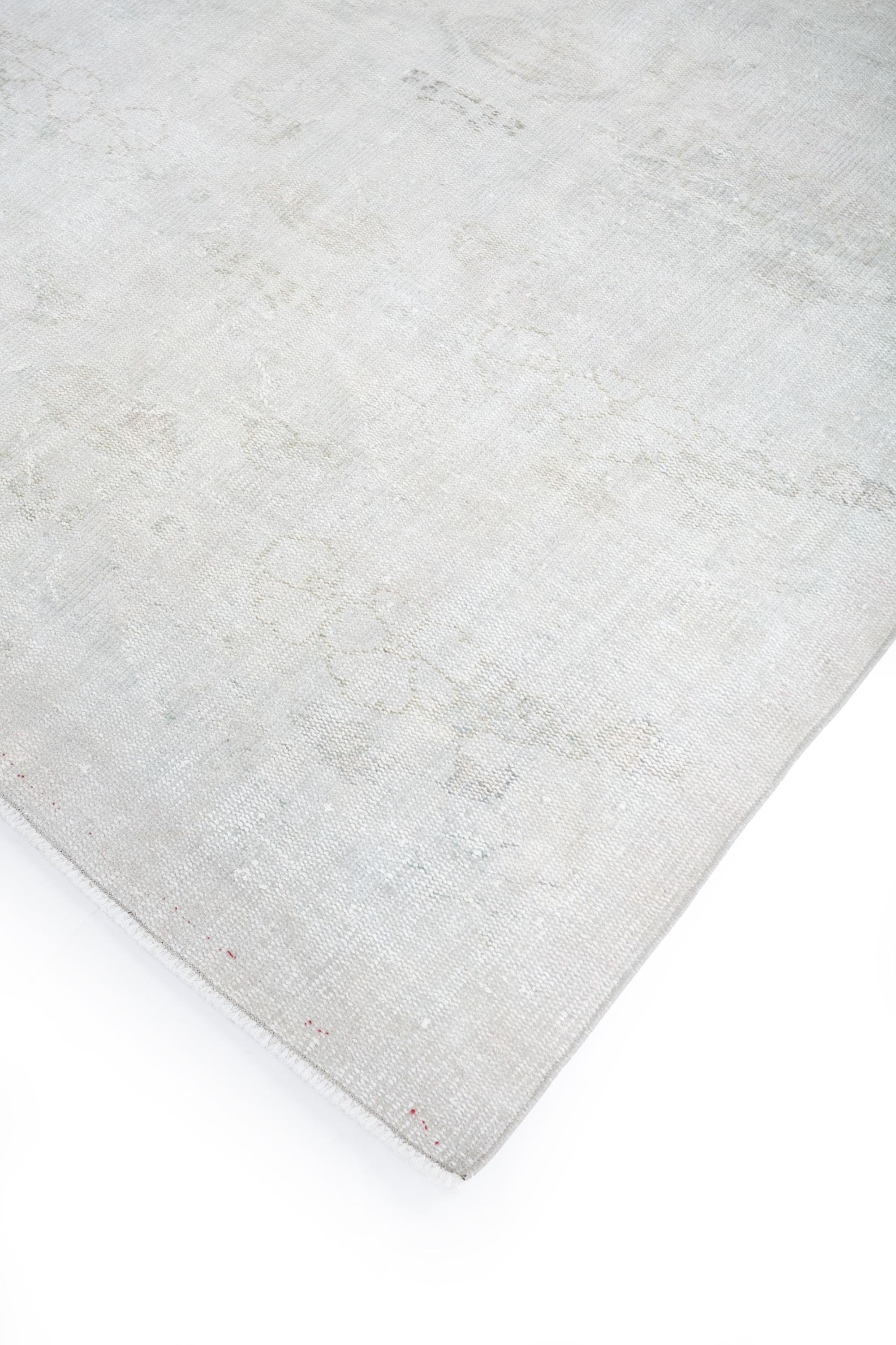 Esta alfombra de lana anudada a mano de Jaipur Rugs, de 1,80 x 1,90 m, presenta un tono blanco puro con un diseño elegante y minimalista. Fabricada por hábiles artesanos, la lana de alta calidad proporciona una sensación suave y afelpada bajo los
