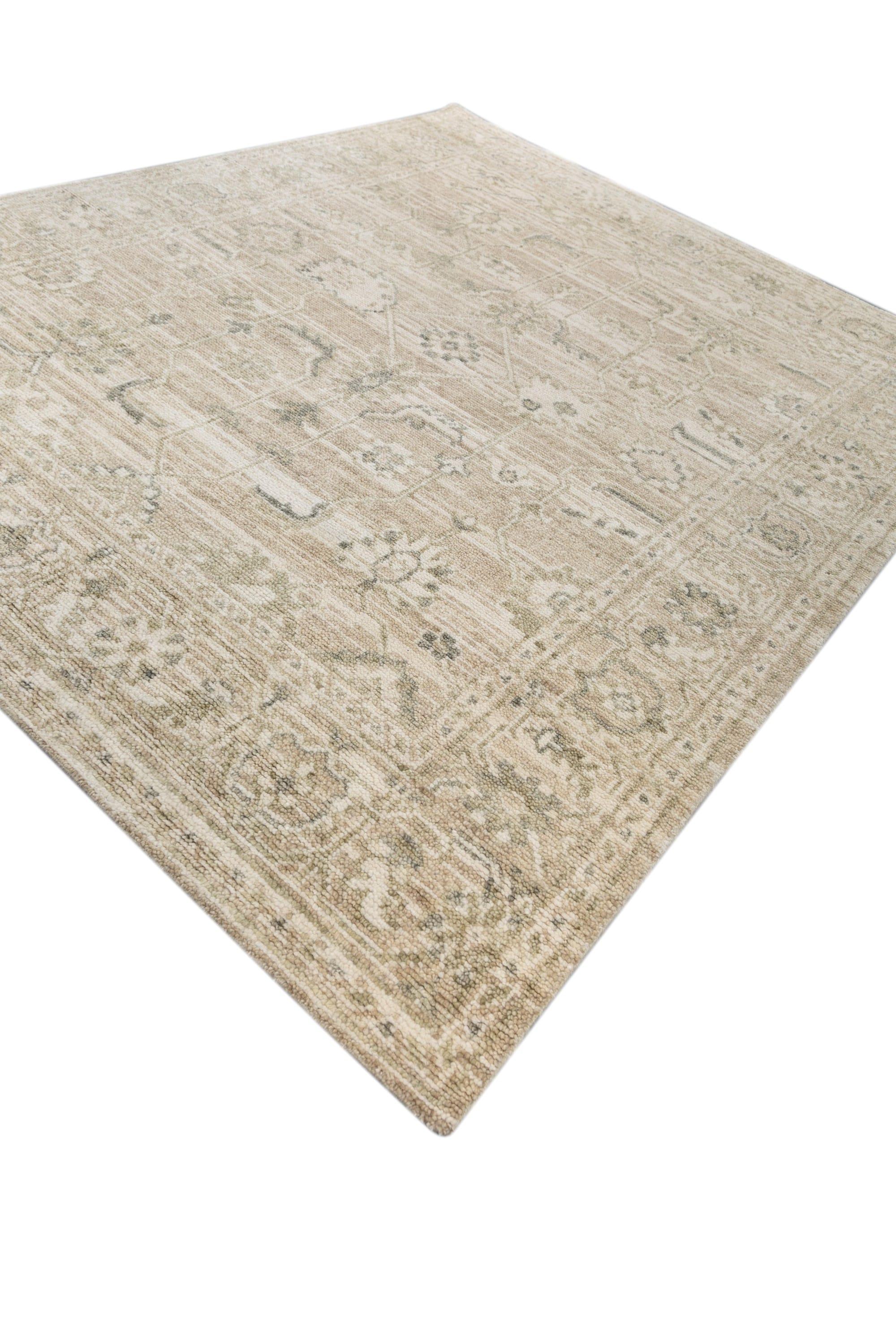 Dieser 8'x10' große, handgeknüpfte Wollteppich von Jaipur zeichnet sich durch eine weiche Beige- und Grünpalette mit einem zarten abstrakten Muster aus, das jedem Raum eine beruhigende Note verleiht. Die hochwertige Wolle, die von Kunsthandwerkern