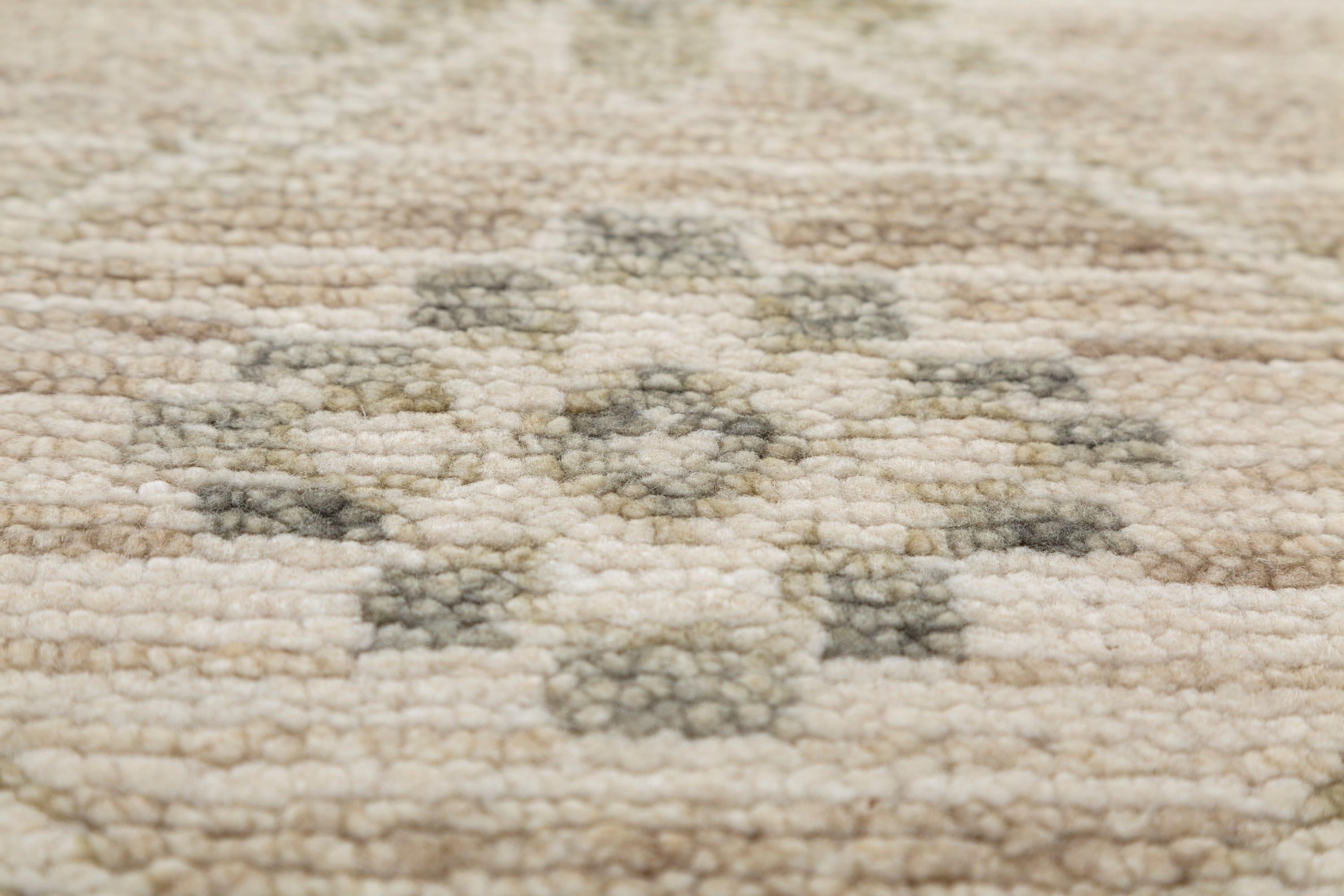 Handgeknüpfter Jaipur-Wollteppich in weichem Beige und Grün, subtilem, abstraktem Design (Colonial Revival) im Angebot