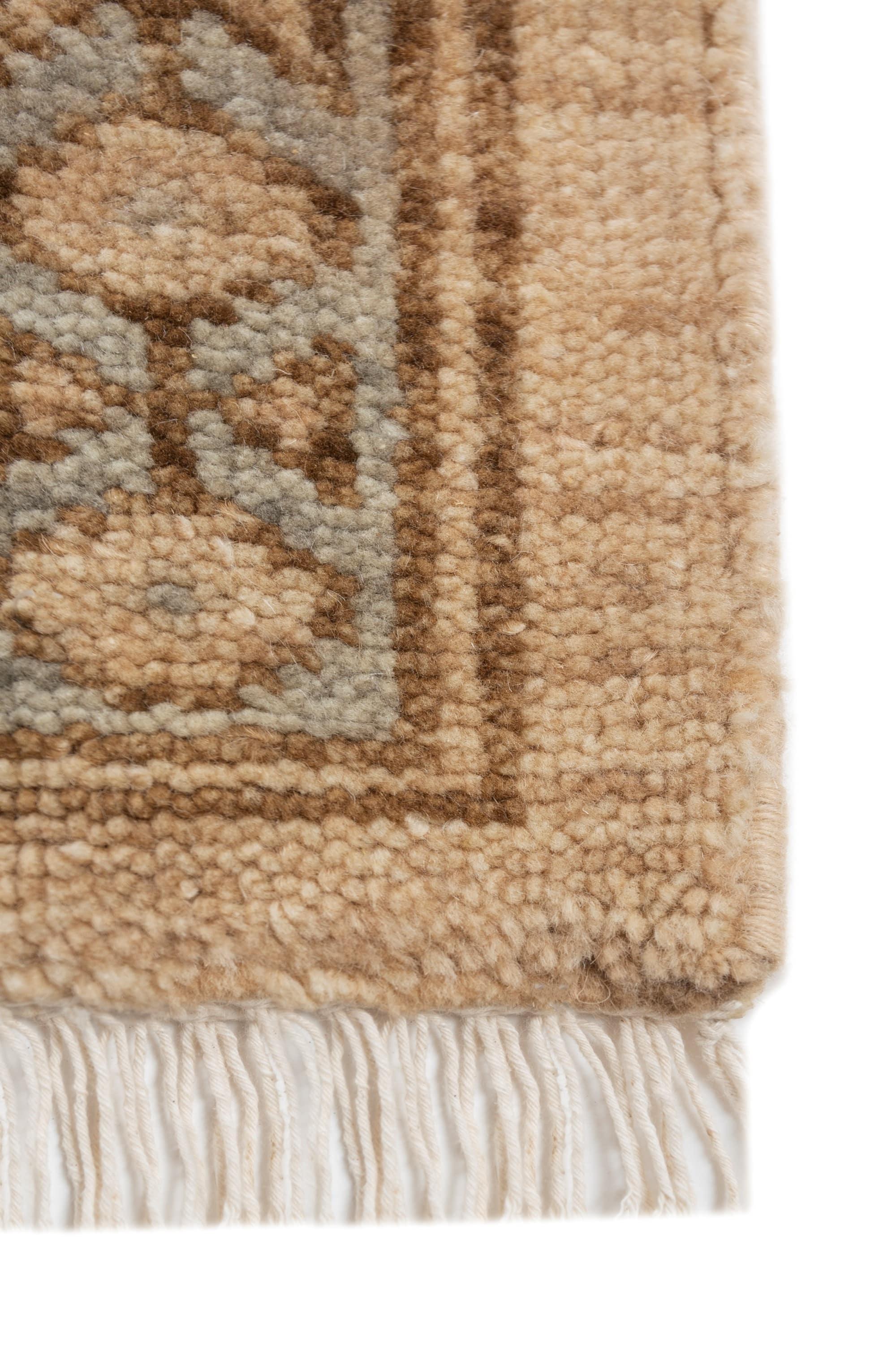 Handgeknüpfter Jaipur-Wollteppich in weichem Beige, elegantem Revival-Design (Indisch) im Angebot