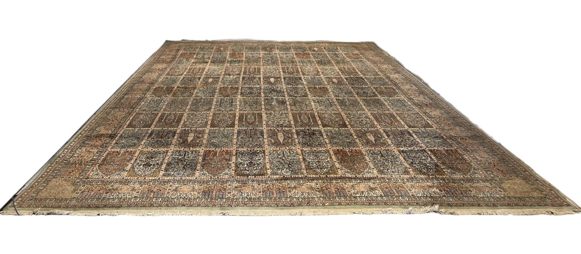 Der Teppich ist aus Kaschmirseide handgeknüpft und zeigt eine außergewöhnliche Handwerkskunst, die das reiche Erbe der Teppichherstellung in der Region Kaschmir widerspiegelt.  Aufgrund des Glanzes der Seidenfäden weist der Teppich je nach