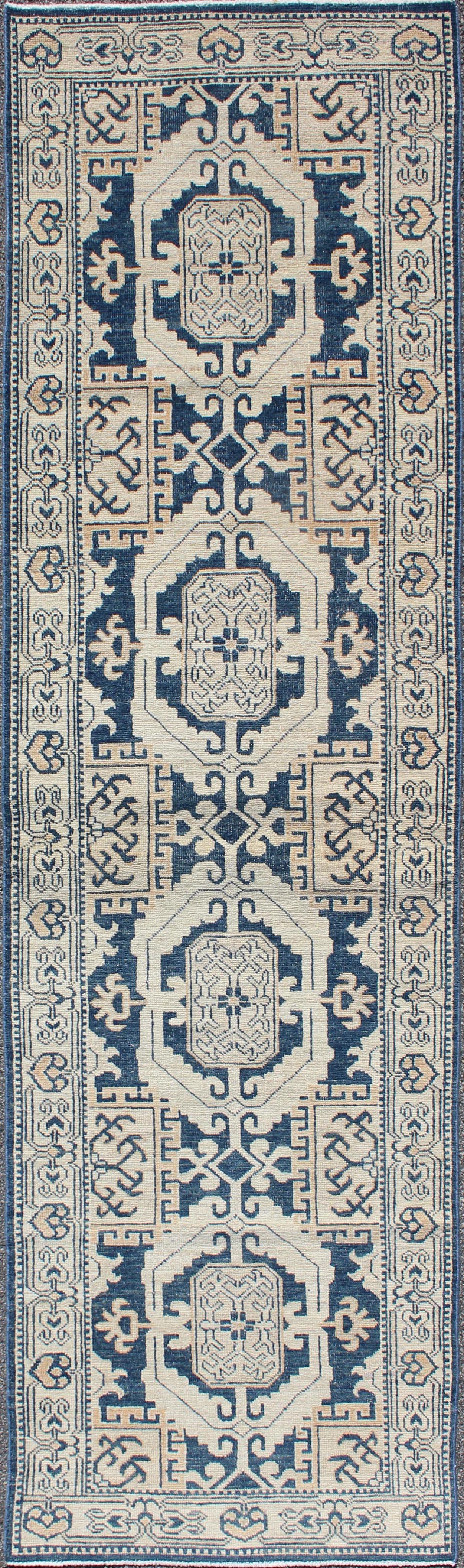 Runner Khotan annodato a mano con medaglioni geometrici nei toni del blu e del crema in vendita 1