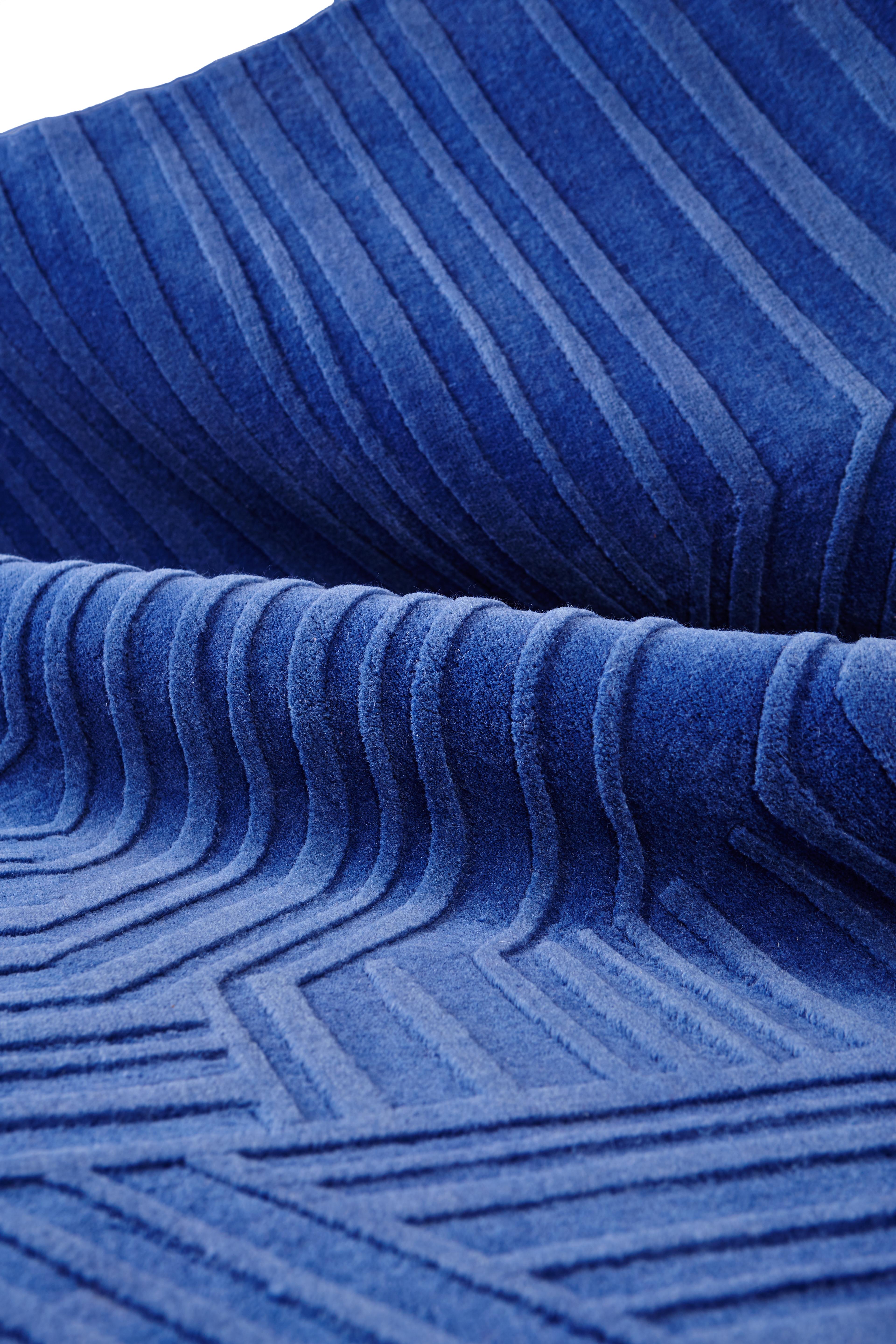 Tappeto lineare annodato a mano di Hatsu
Dimensioni: P 182 x L 182 cm 
Materiali: Lana, cotone

Hatsu è uno studio di design con sede a Mumbai che crea luci moderne, uniche e immediatamente riconoscibili. Siamo partiti dall'idea di mettere il