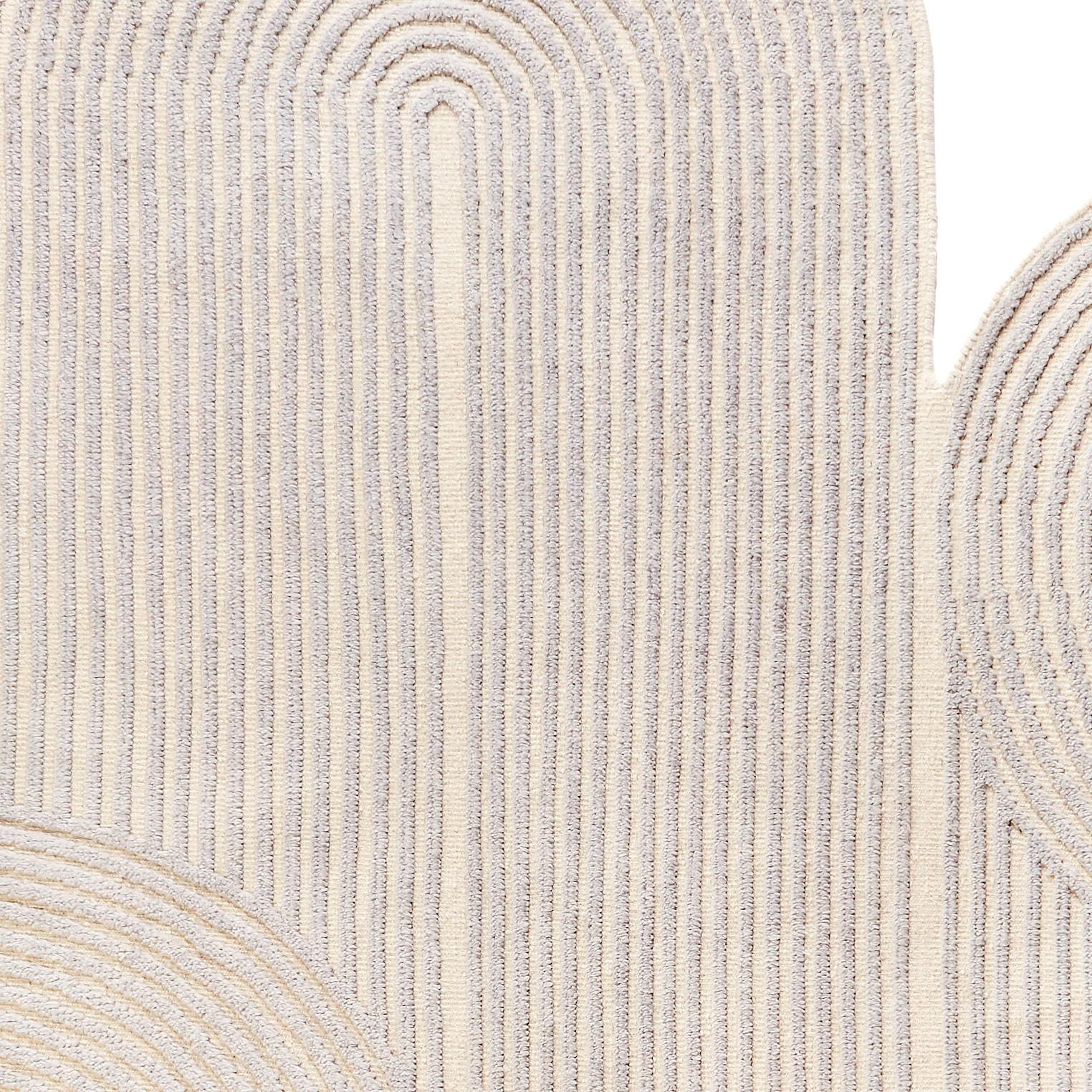 Tapis à boucles noué à la main par Hatsu
Dimensions : P 243 x L 243 cm 
MATERIAL : laine

Hatsu est un studio de design basé à Mumbai qui crée des éclairages modernes, uniques et immédiatement reconnaissables. Nous avons commencé avec l'idée de