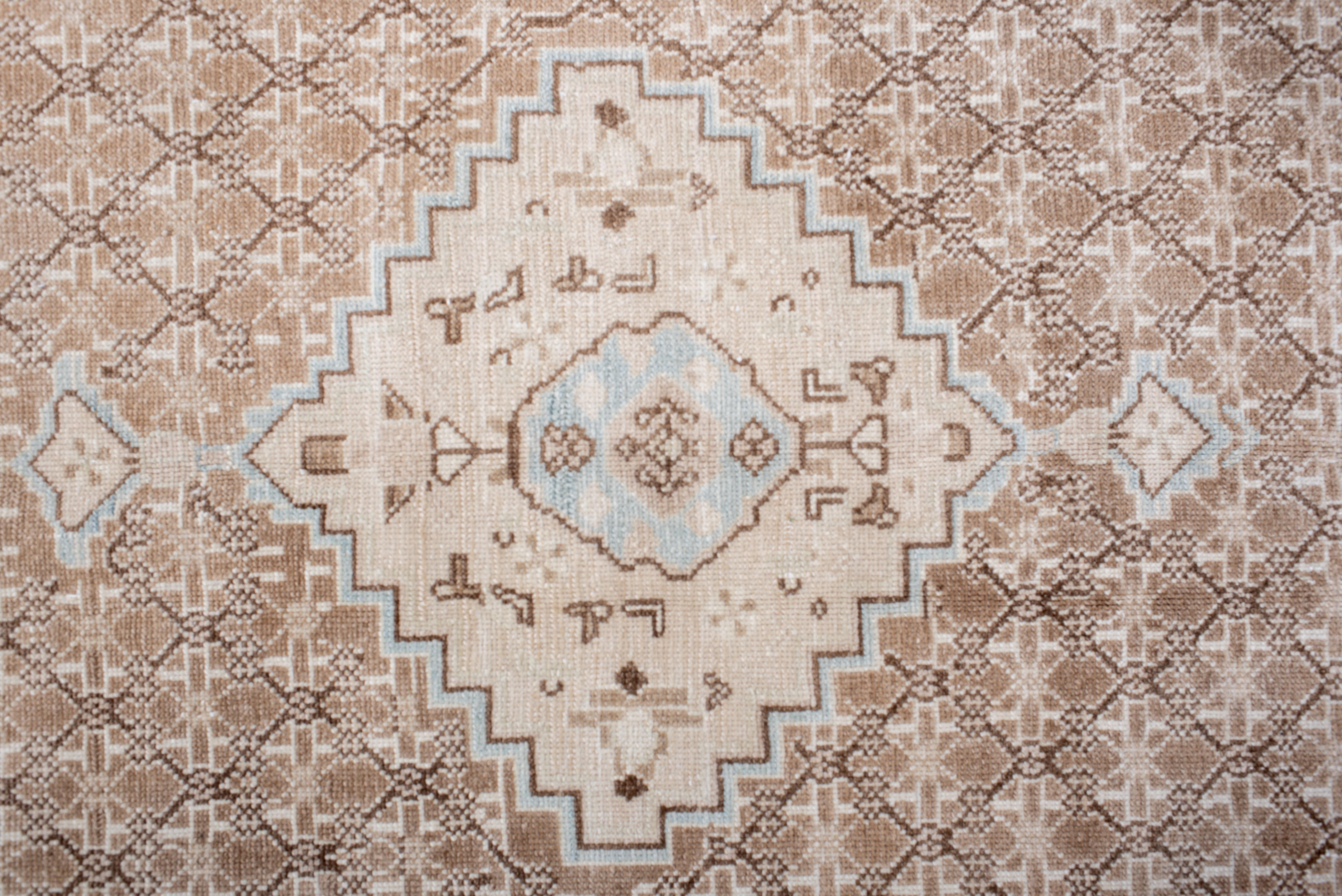 Alfombra anudada a mano Malayer Suave diseño de medallón reticular en rubor y arena en venta 1