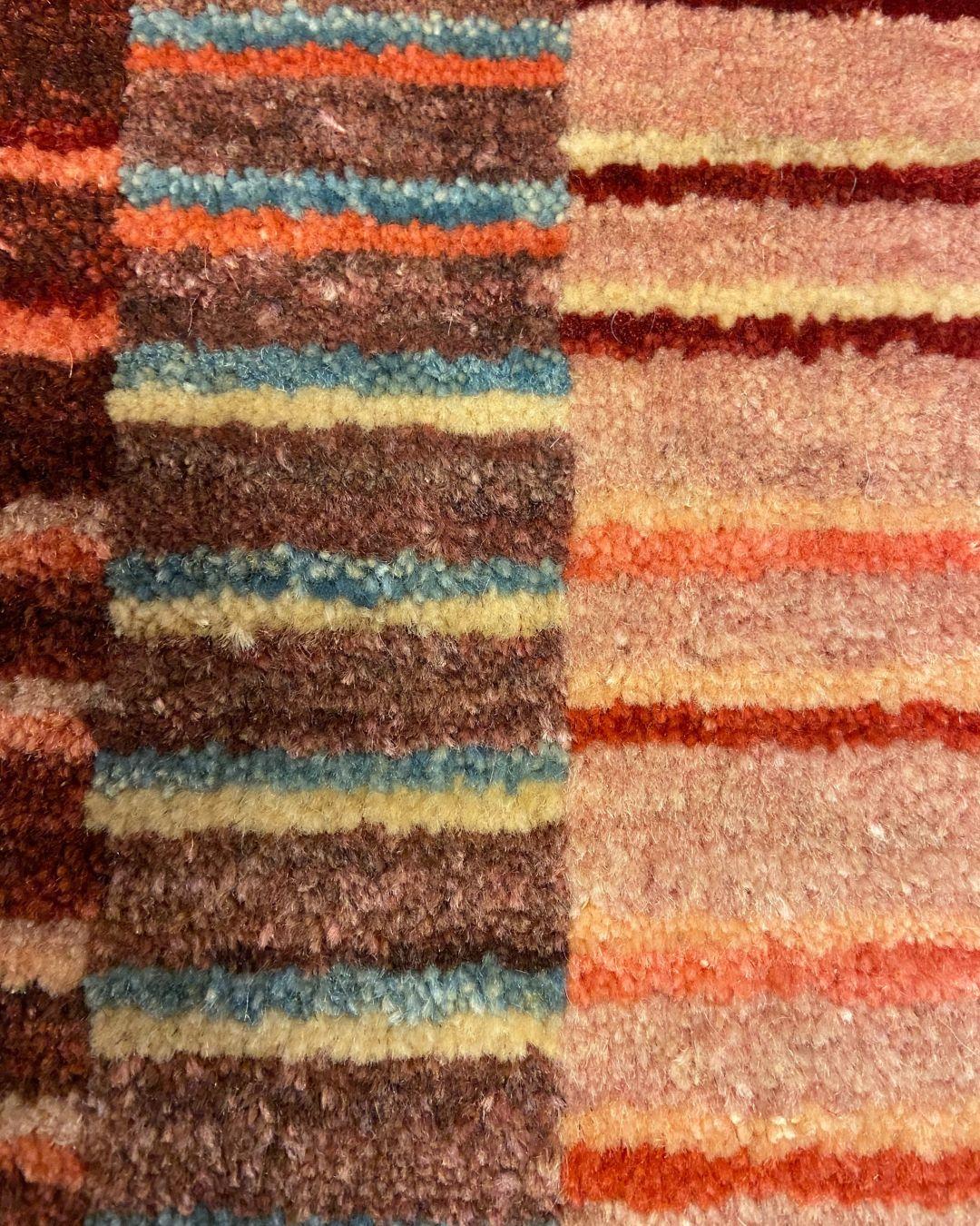 Handgeknüpfter Mid-Century Modern 8'x10' Teppich aus roter, cremefarbener, blauer und rosa Wolle (Moderne der Mitte des Jahrhunderts) im Angebot