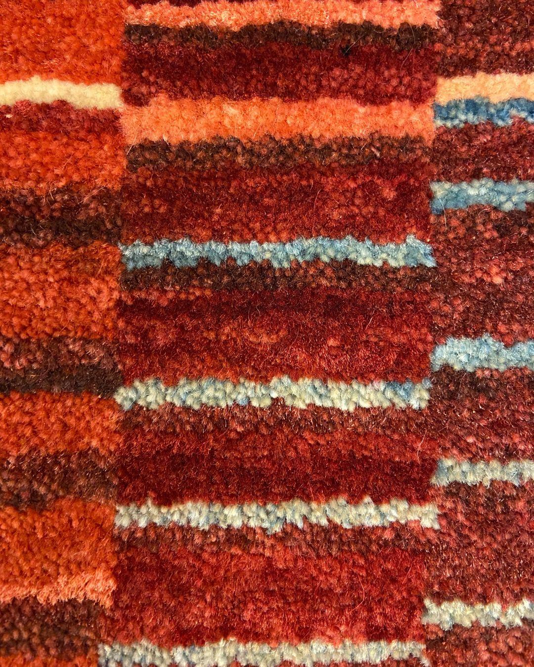 Handgeknüpfter Mid-Century Modern 8'x10' Teppich aus roter, cremefarbener, blauer und rosa Wolle (Indisch) im Angebot
