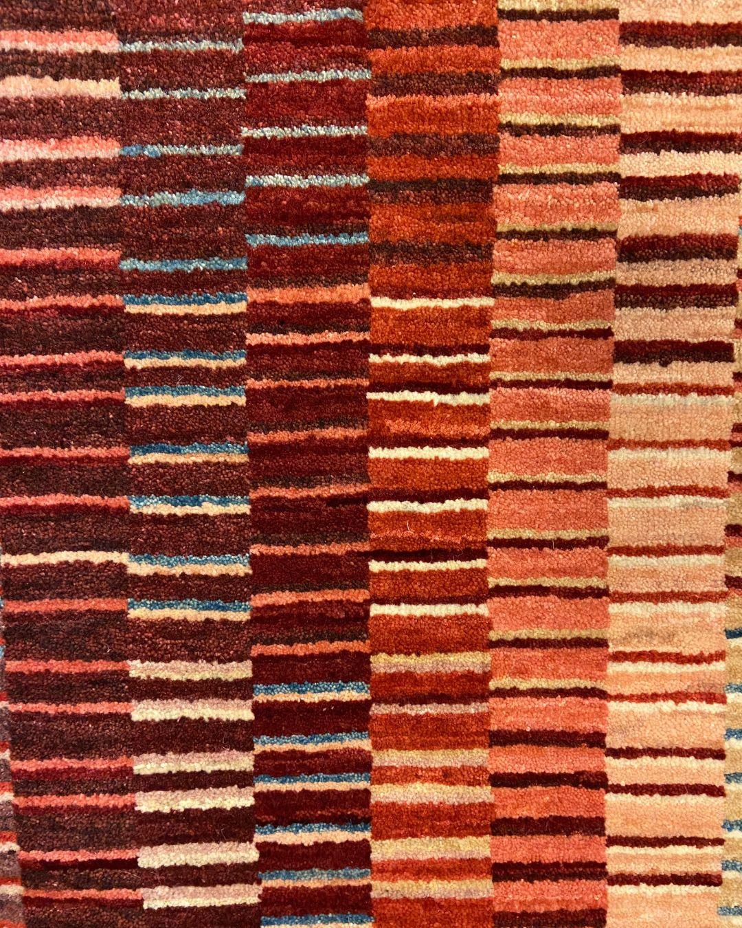 Handgeknüpfter Mid-Century Modern 8'x10' Teppich aus roter, cremefarbener, blauer und rosa Wolle (Pflanzlich gefärbt) im Angebot