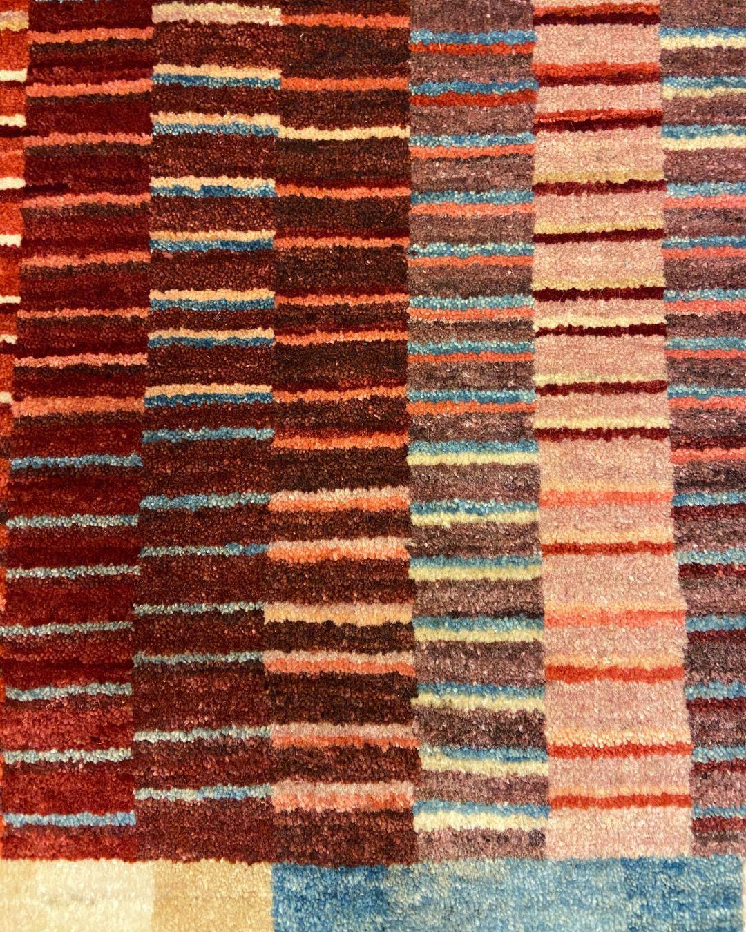 Handgeknüpfter Mid-Century Modern 8'x10' Teppich aus roter, cremefarbener, blauer und rosa Wolle im Zustand „Neu“ im Angebot in New York, NY