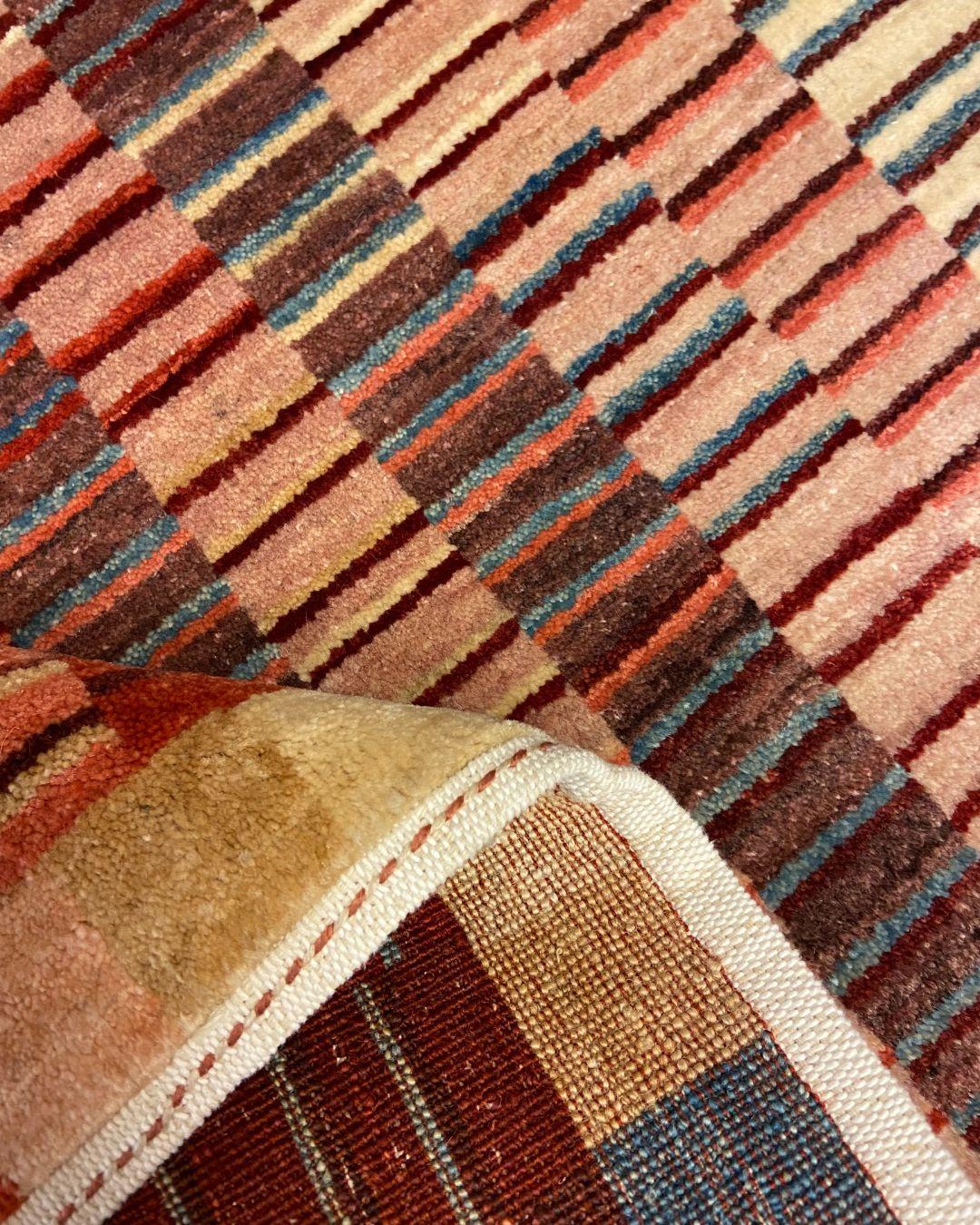 Handgeknüpfter Mid-Century Modern 8'x10' Teppich aus roter, cremefarbener, blauer und rosa Wolle im Angebot 1