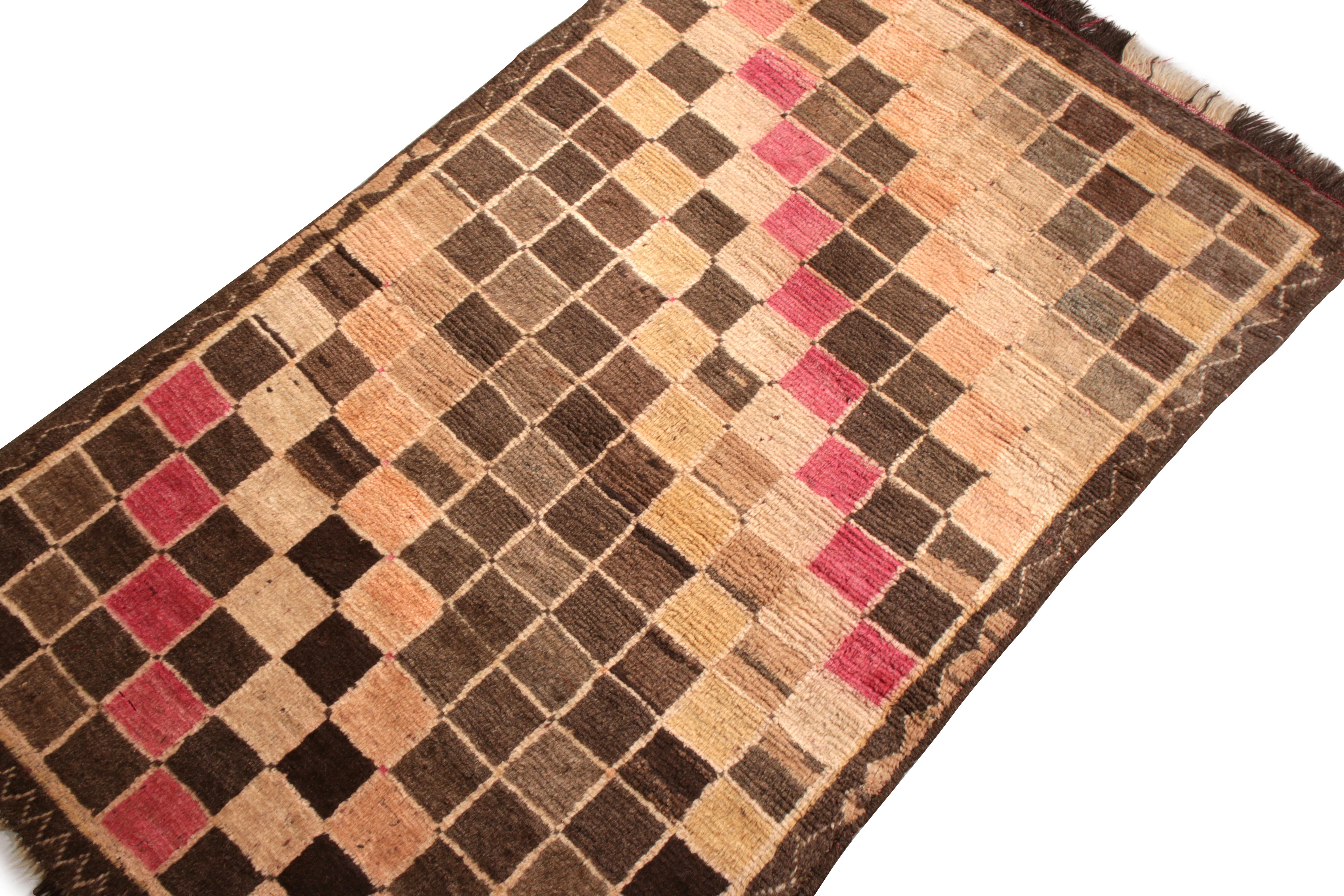 Handgeknüpfter Gabbeh-Teppich aus der Mitte des Jahrhunderts mit geometrischem Muster von Teppich & Kelim (Stammeskunst) im Angebot