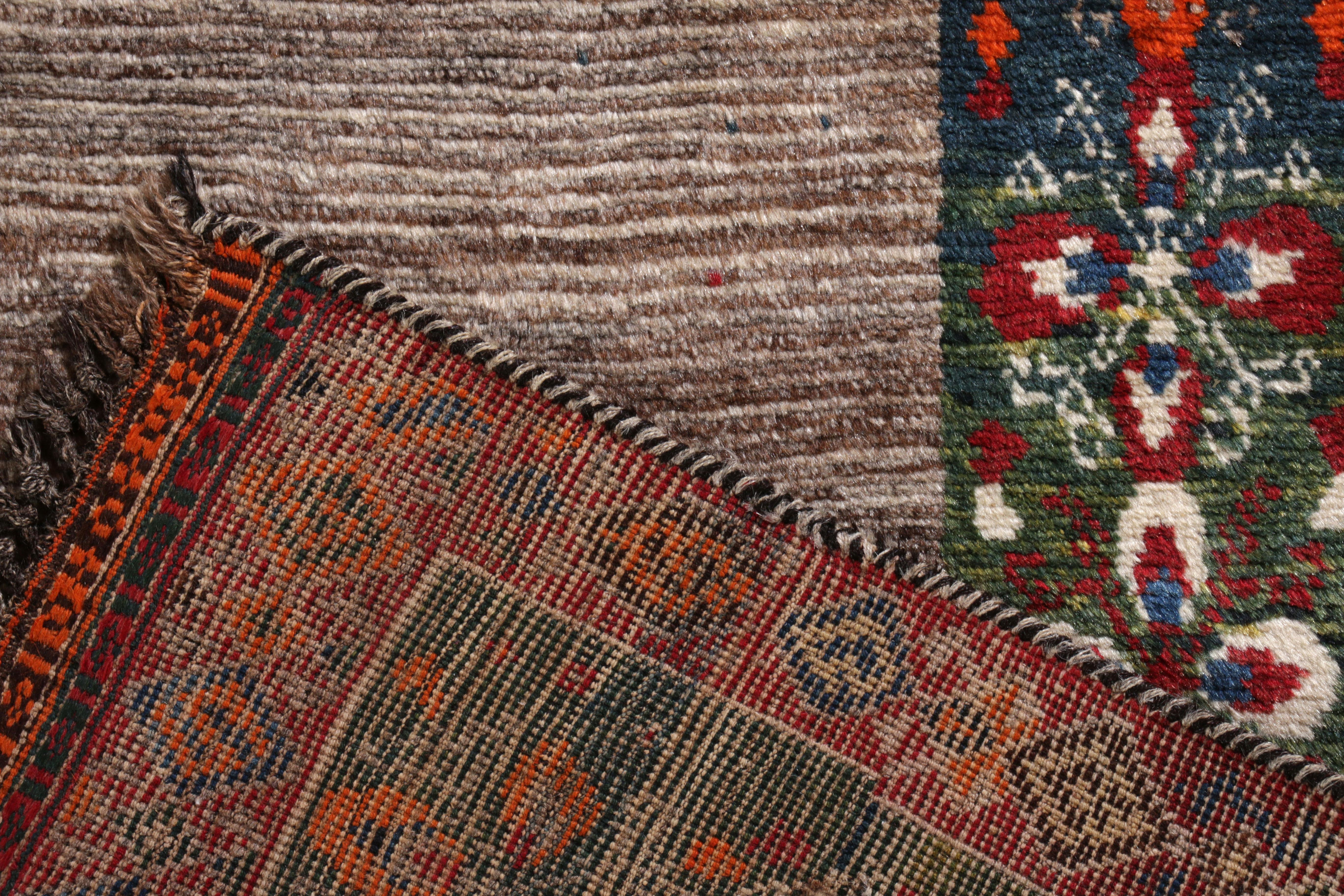 Midcentury Vintage Gabbeh Teppich in Grau mit geometrischem Stammesmuster von Teppich & Kelim (Handgeknüpft) im Angebot