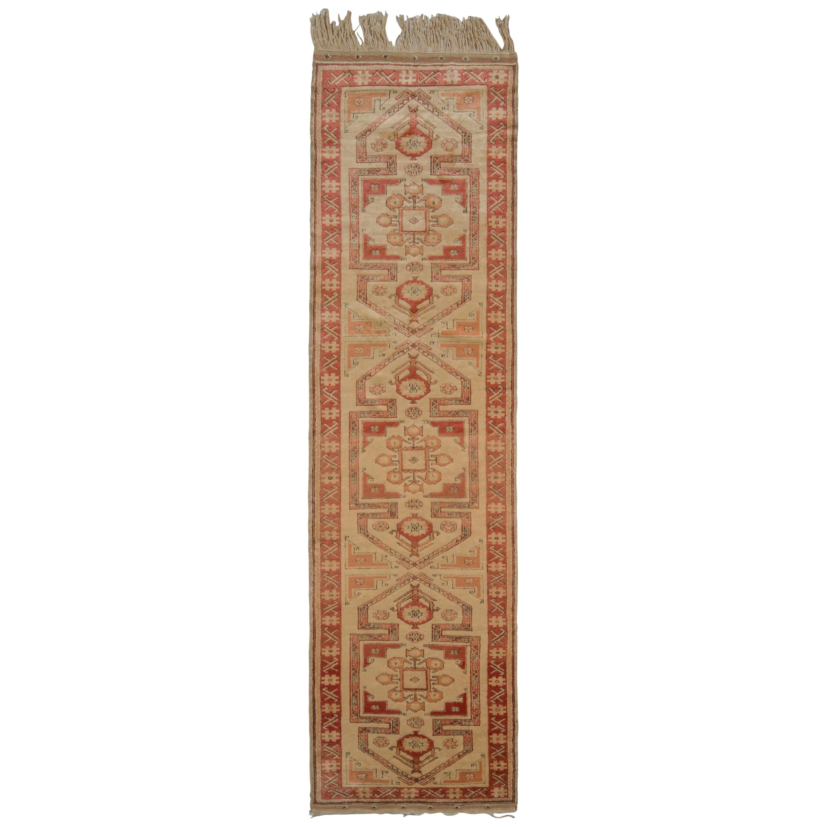 Tapis de couloir vintage Kazak noué à la main, motif tribal, mi-siècle moderne, par Rug & Kilim