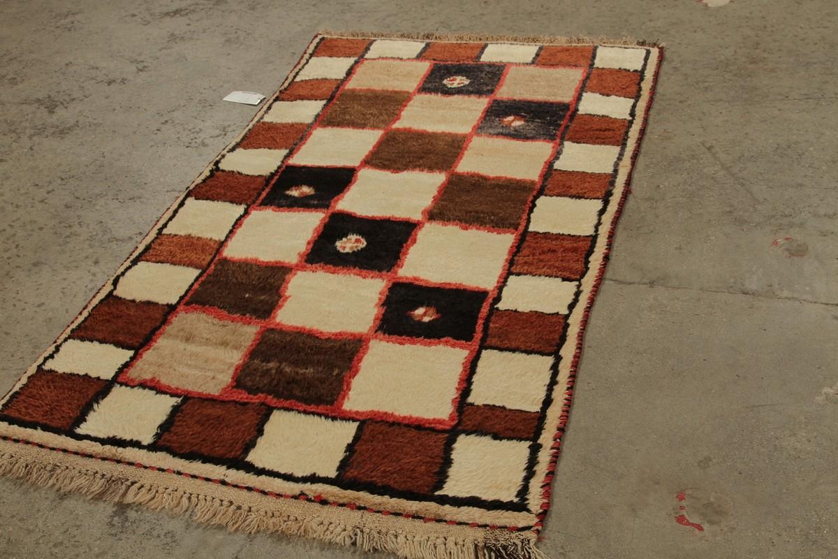 Dieser handgeknüpfte Wollteppich aus der Zeit um 1950-1960 ist ein sehr gut erhaltener Gabbeh-Teppich aus der Mitte des letzten Jahrhunderts mit einer vielseitigen Größe von 3 x 5 und einer angenehmen beige-braunen Farbgebung in komplementärer