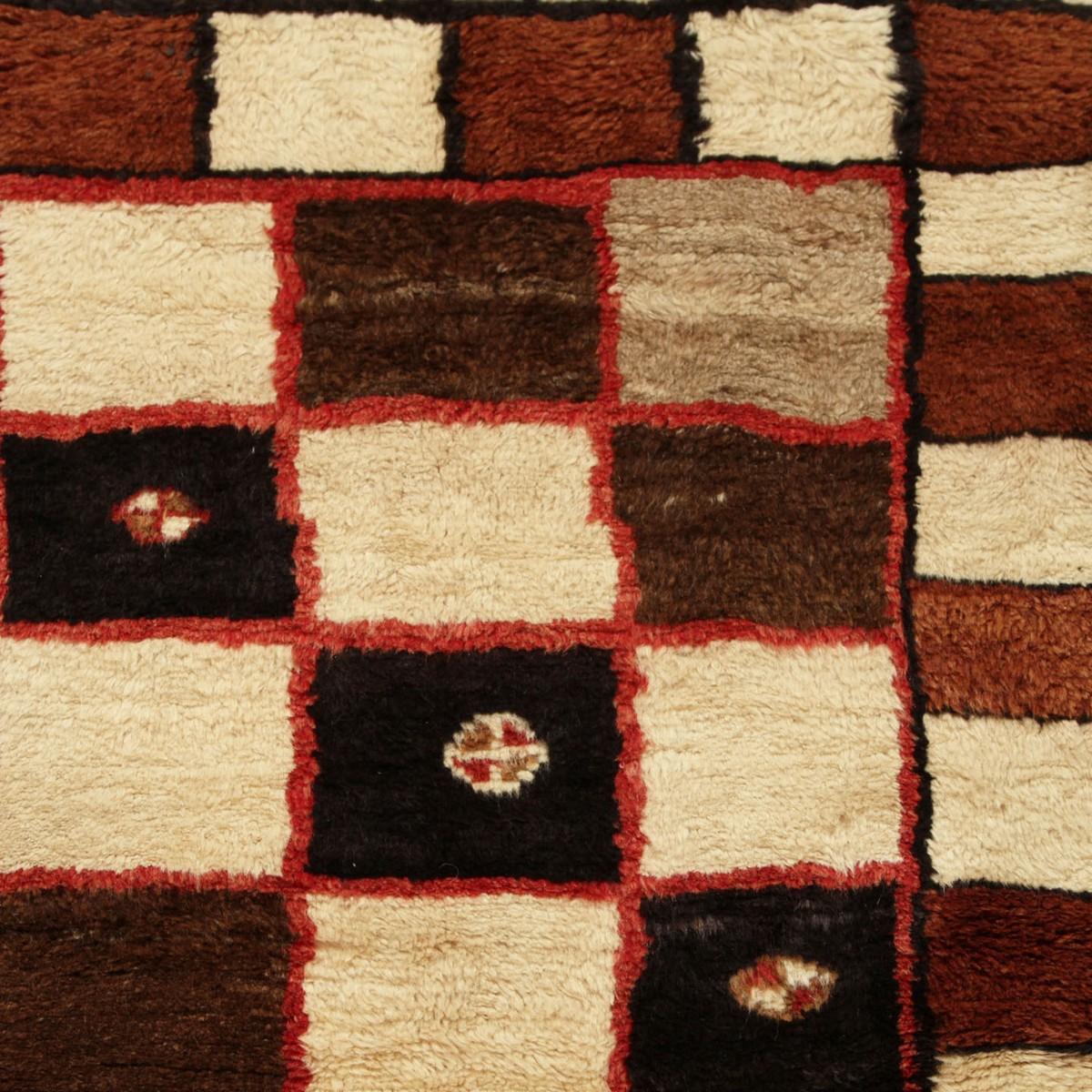 Handgeknüpfter Gabbeh-Teppich aus der Mitte des Jahrhunderts mit geometrischem Muster von Teppich & Kelim (Stammeskunst) im Angebot