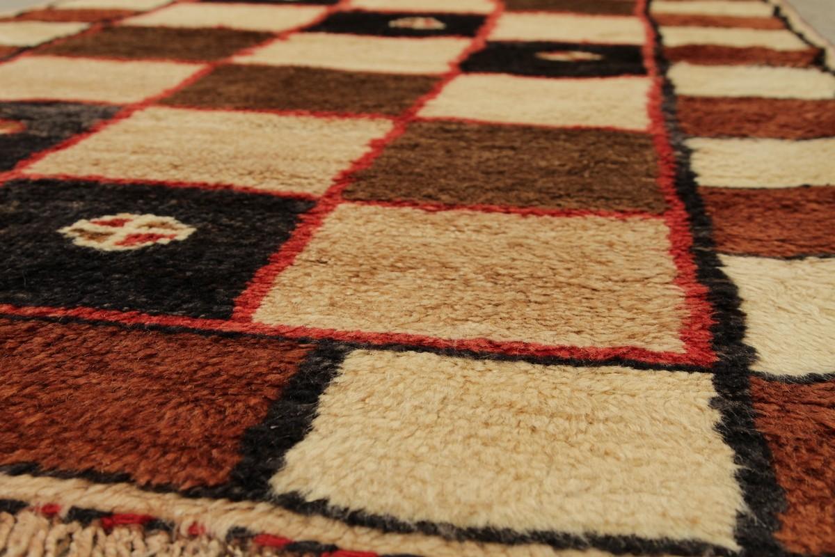 Handgeknüpfter Gabbeh-Teppich aus der Mitte des Jahrhunderts mit geometrischem Muster von Teppich & Kelim (Persisch) im Angebot