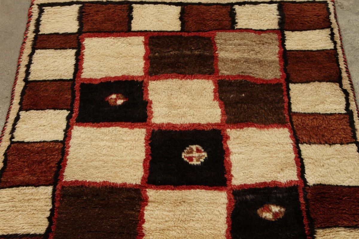 Handgeknüpfter Gabbeh-Teppich aus der Mitte des Jahrhunderts mit geometrischem Muster von Teppich & Kelim im Zustand „Gut“ im Angebot in Long Island City, NY